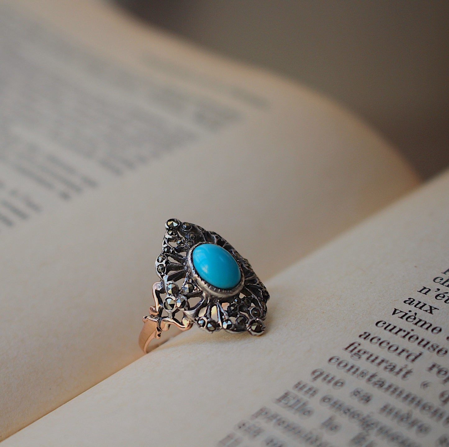 Bague ancienne Napoléon III en or 18 carats, argent, cabochon de turquoise et marcassites