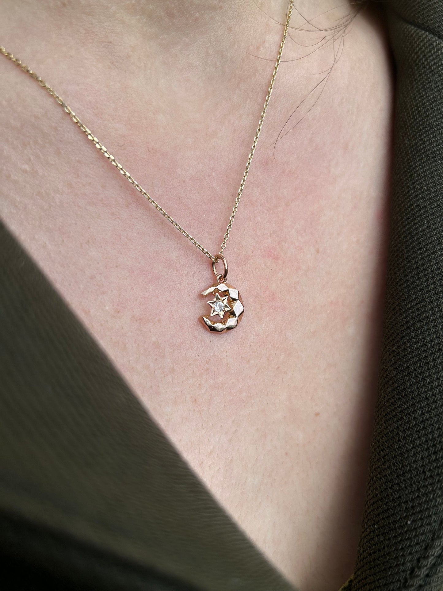 Pendentif ancien symbole lunaire en or 18k et diamant, représentant un croissant de lune et une étoile