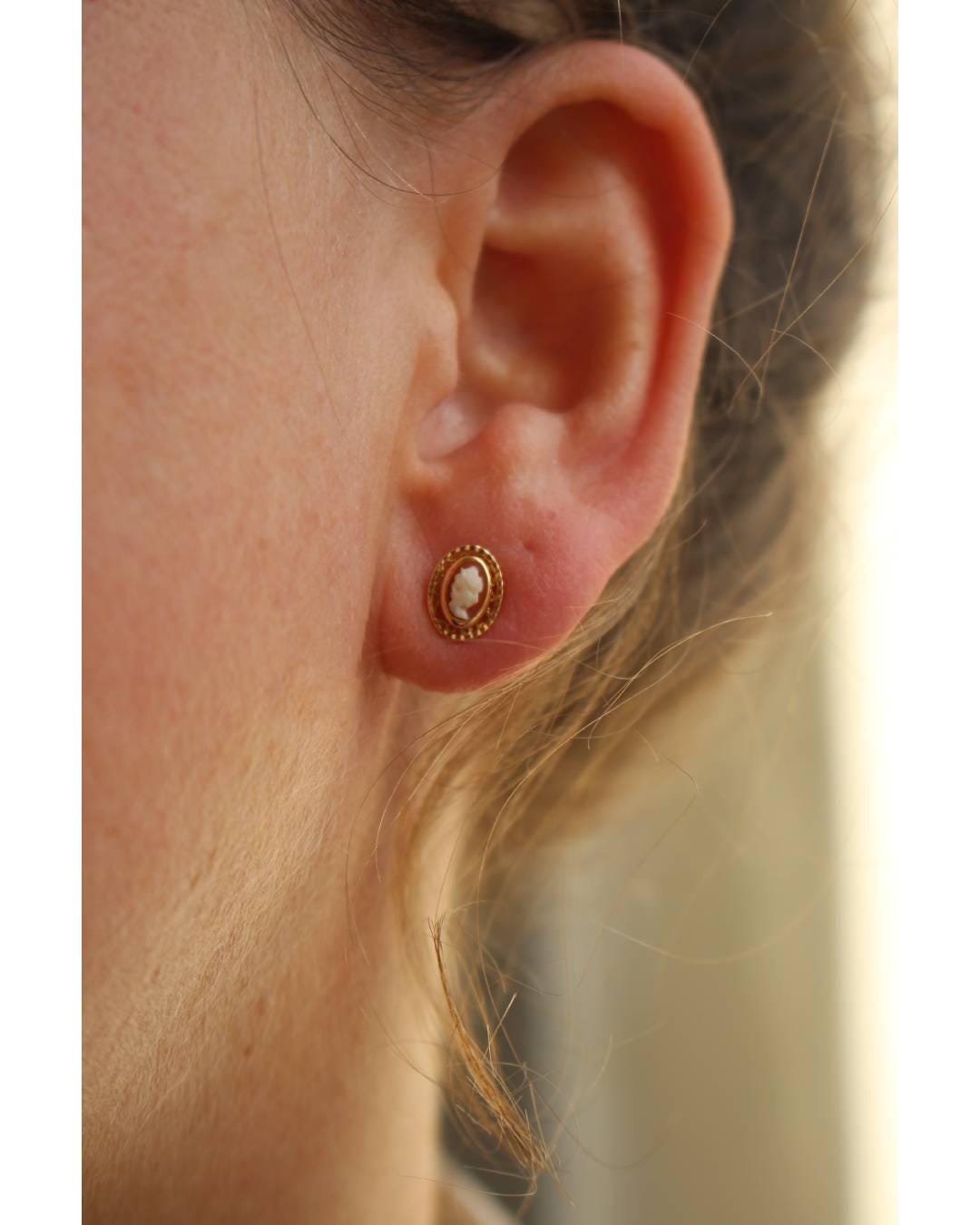 Puces d’oreilles vintage camées en or 18k, Profil sculpté, Fermoir Alpa sécurisé