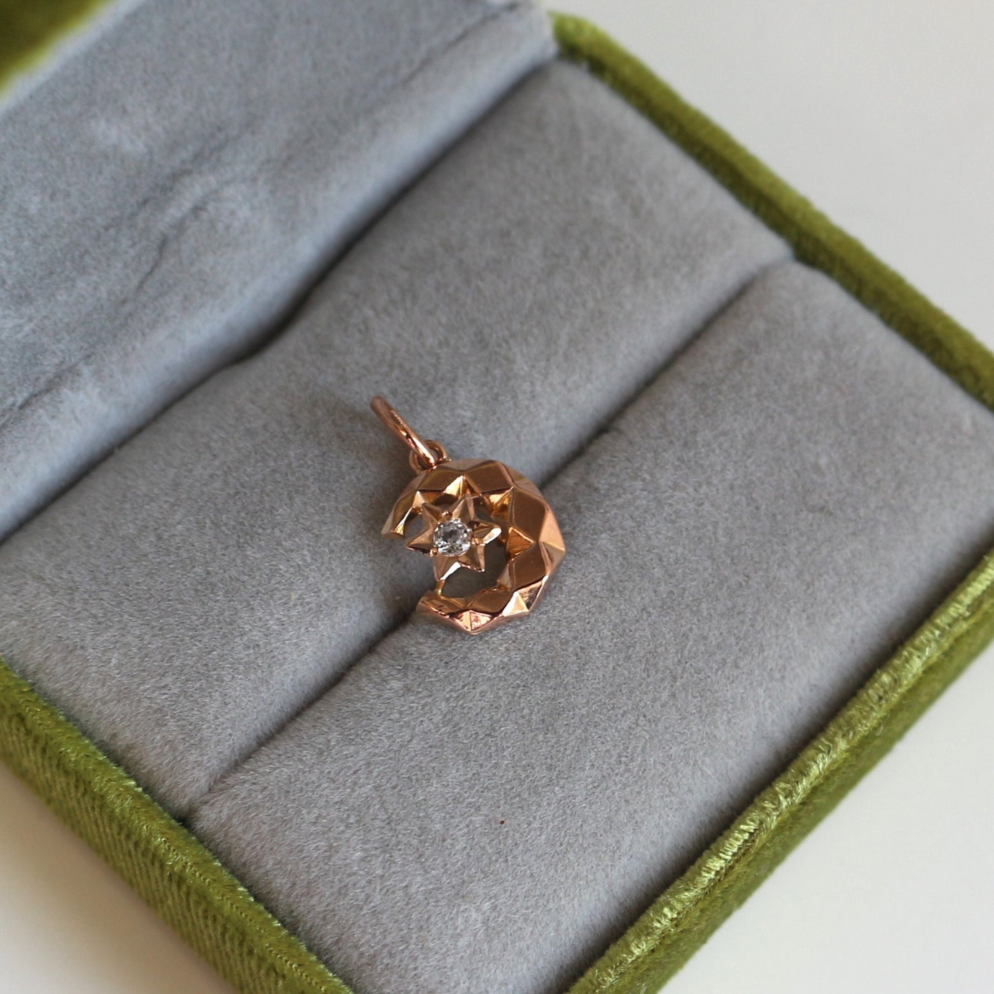 Pendentif ancien symbole lunaire en or 18k et diamant, représentant un croissant de lune et une étoile
