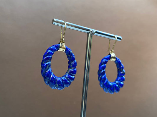 Boucle d'oreilles antique en or 18k et Lapis-lazuli sculptées en forme de créole godronné