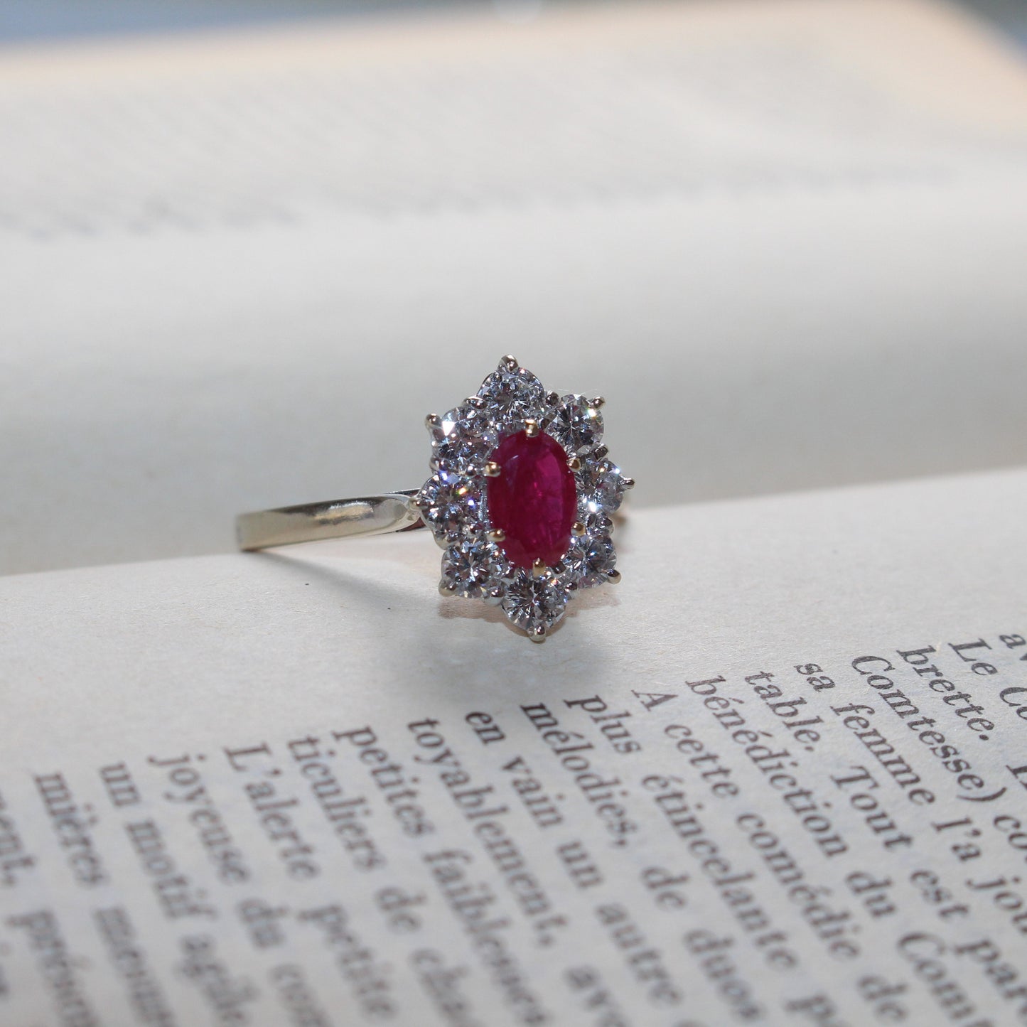 Bague de fiançailles marguerite en or blanc 18k avec rubis entourage diamants