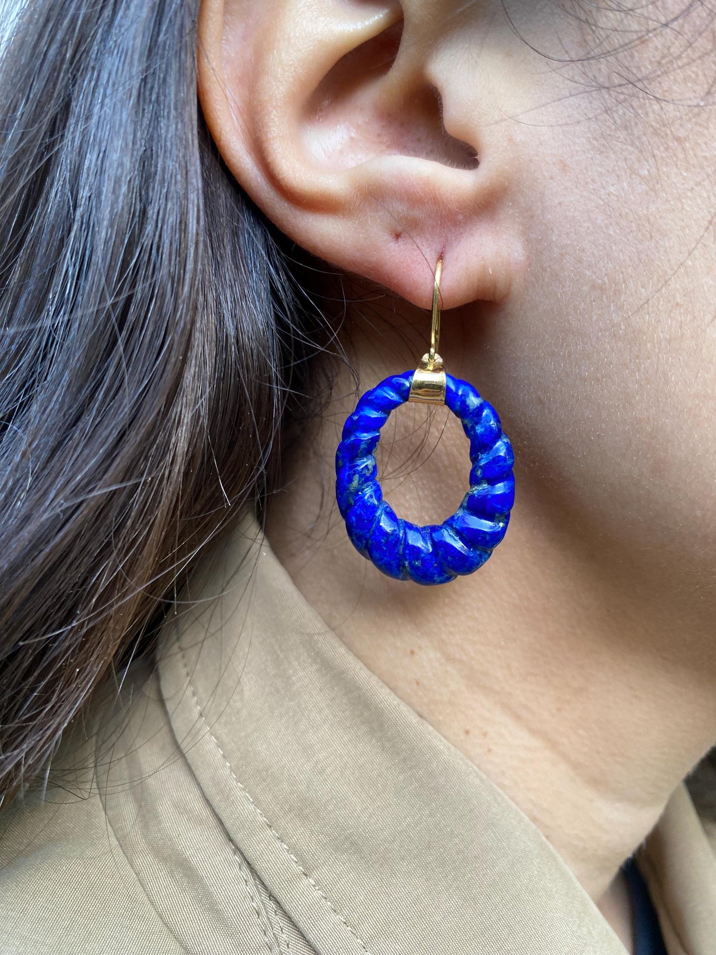 Boucle d'oreilles antique en or 18k et Lapis-lazuli sculptées en forme de créole godronné
