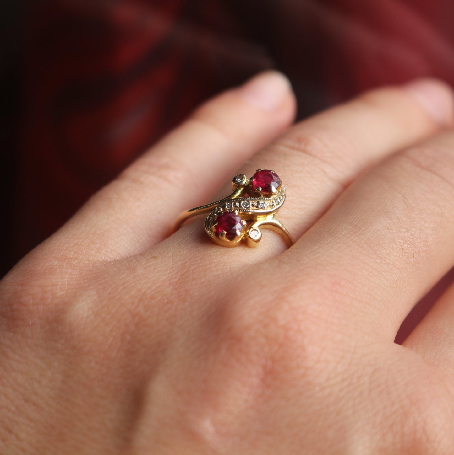 Bague "Toi et Moi " en or 18K ornée de deux rubis et de deux diamants