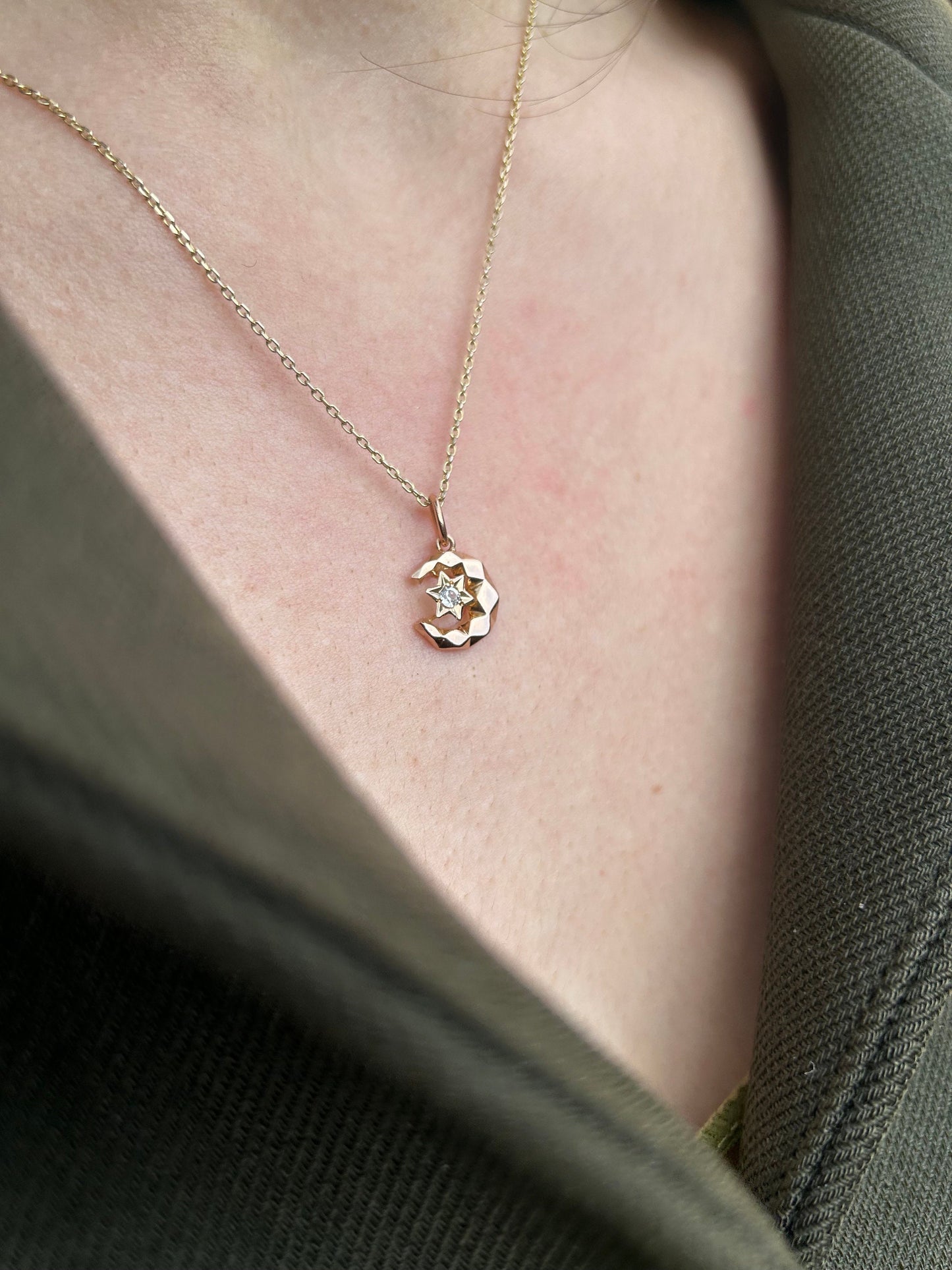 Pendentif ancien symbole lunaire en or 18k et diamant, représentant un croissant de lune et une étoile
