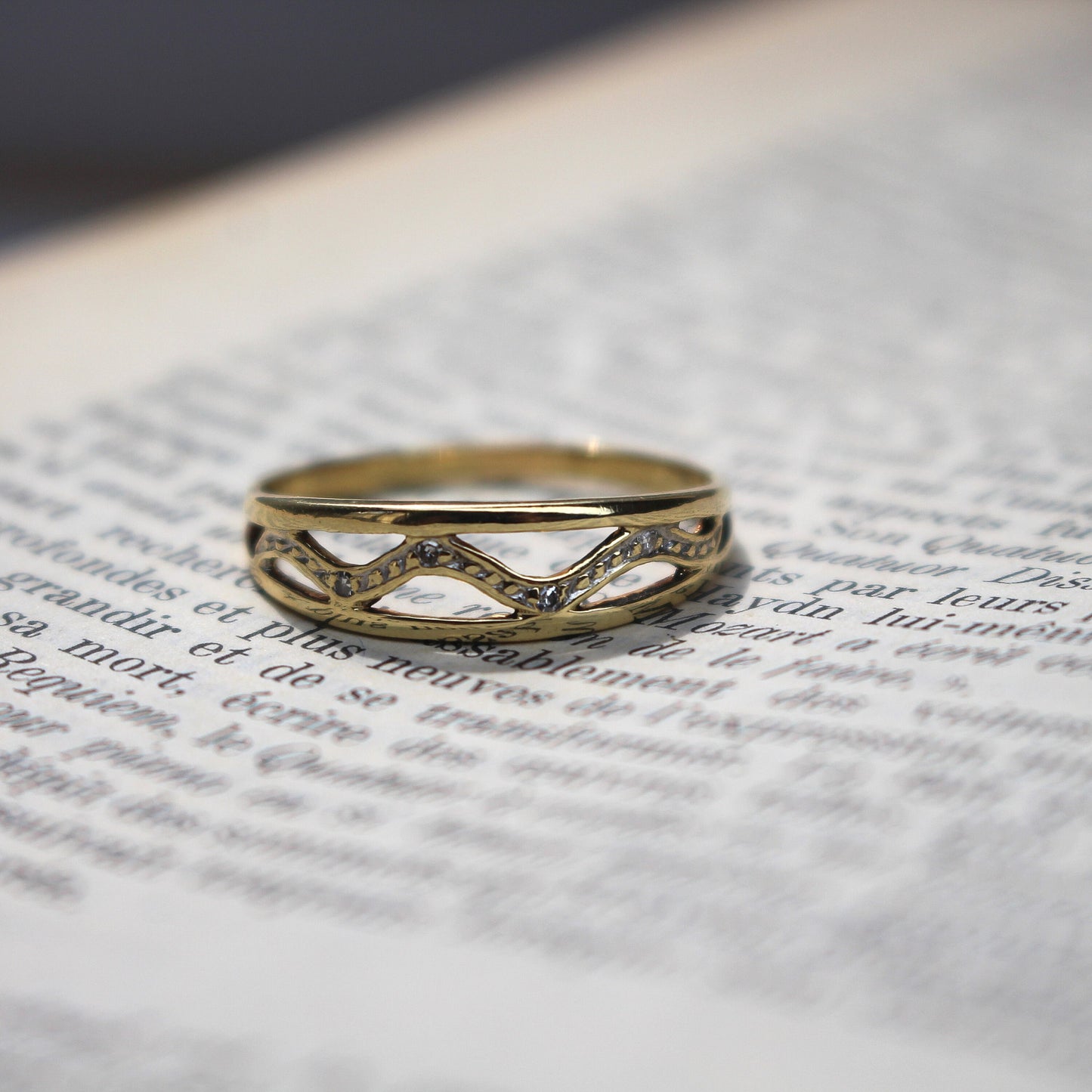Bague vintage serpent ajourée en or jaune 18K – motif ondulé, diamants
