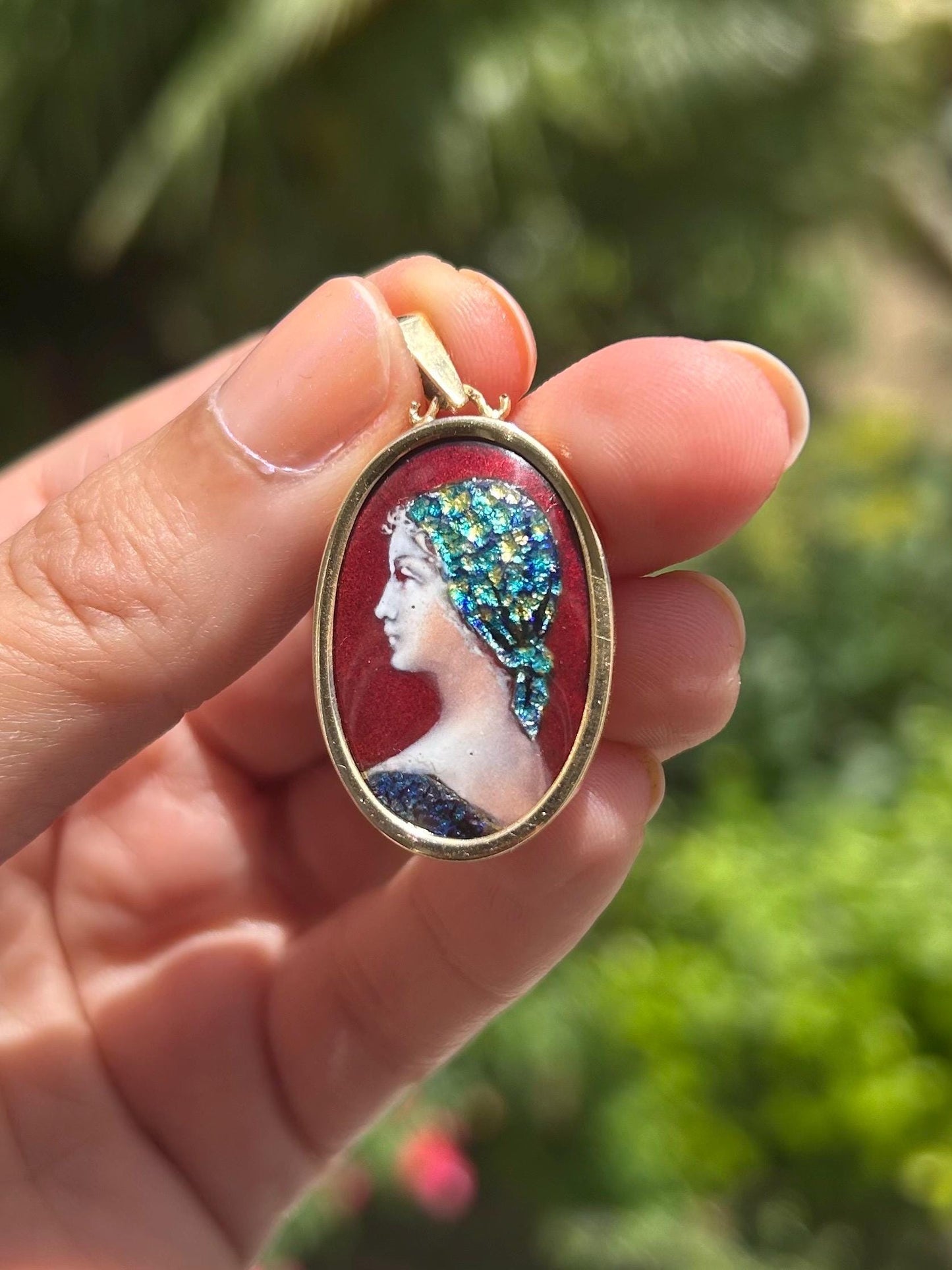 Pendentif en or jaune 18K avec émail de Limoges signé "Bétourné M profil de femme