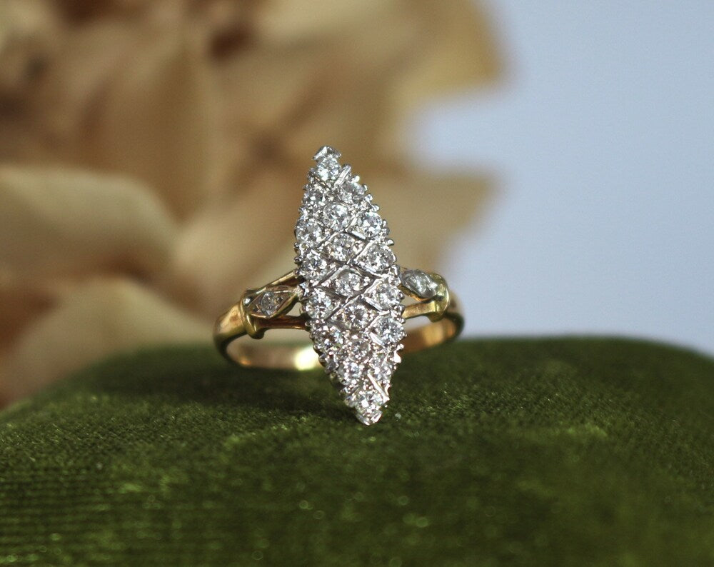 Bague de fiançailles ancienne marquise pavage diamants en or jaune et gris 18K