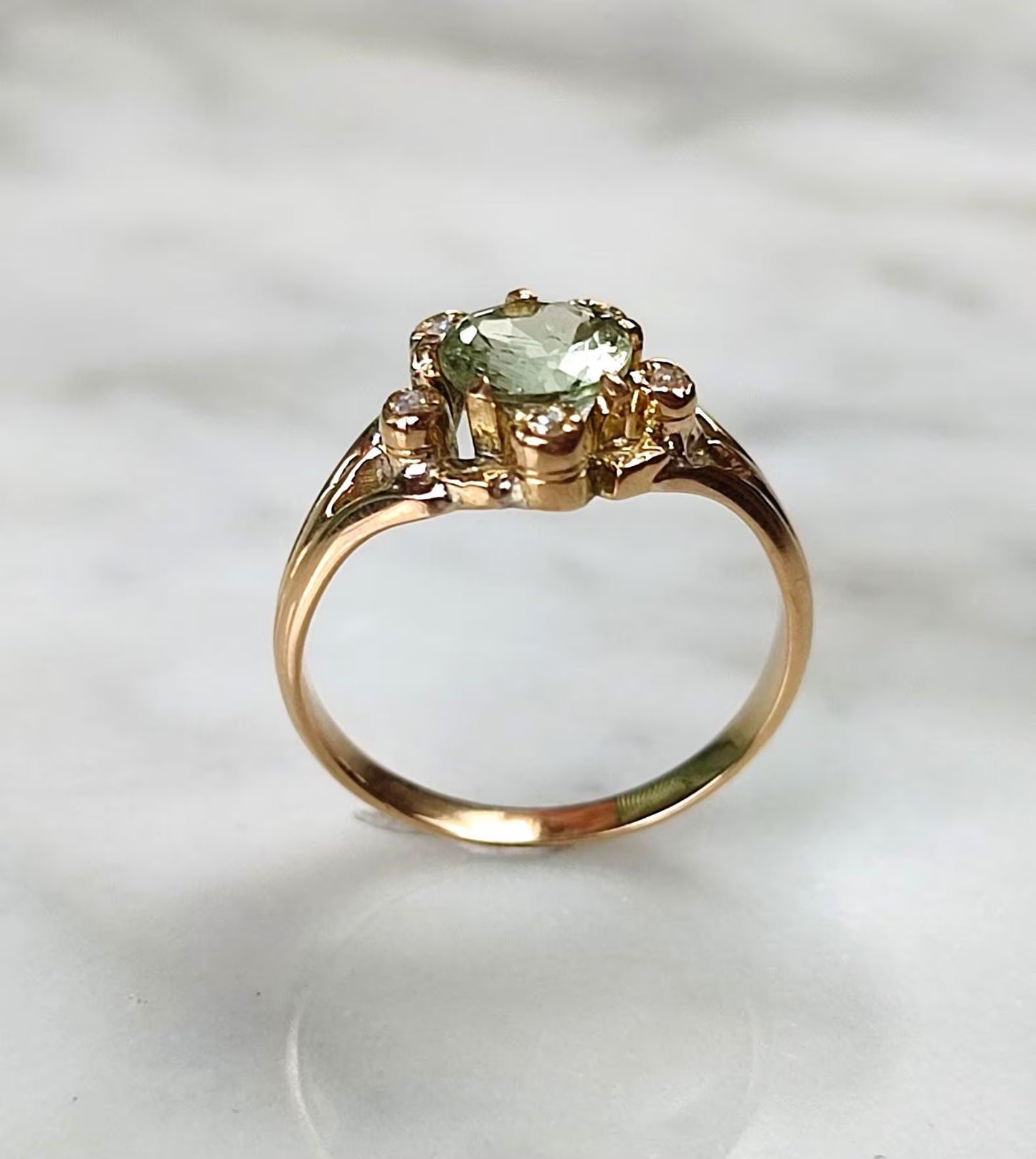 Bague Belle Époque marguerite en or jaune 18K, tourmaline vert d'eau et éclats de diamants