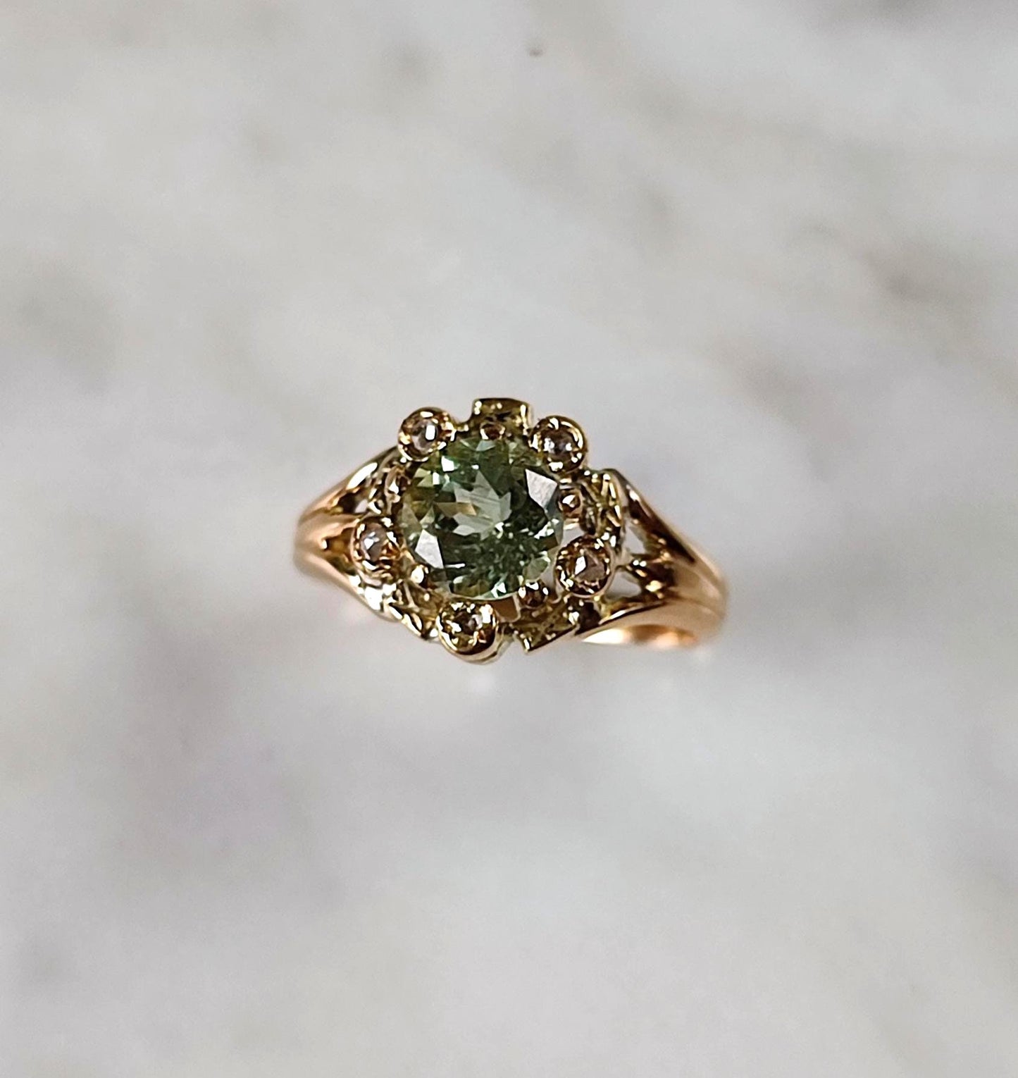 Bague Belle Époque marguerite en or jaune 18K, tourmaline vert d'eau et éclats de diamants