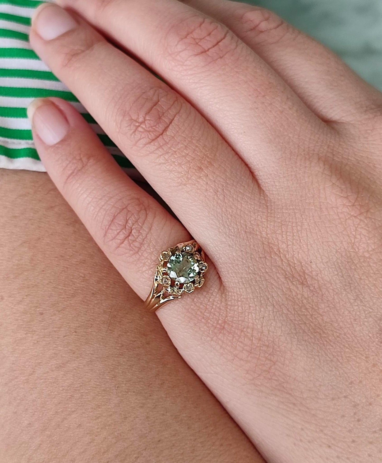 Bague Belle Époque marguerite en or jaune 18K, tourmaline vert d'eau et éclats de diamants