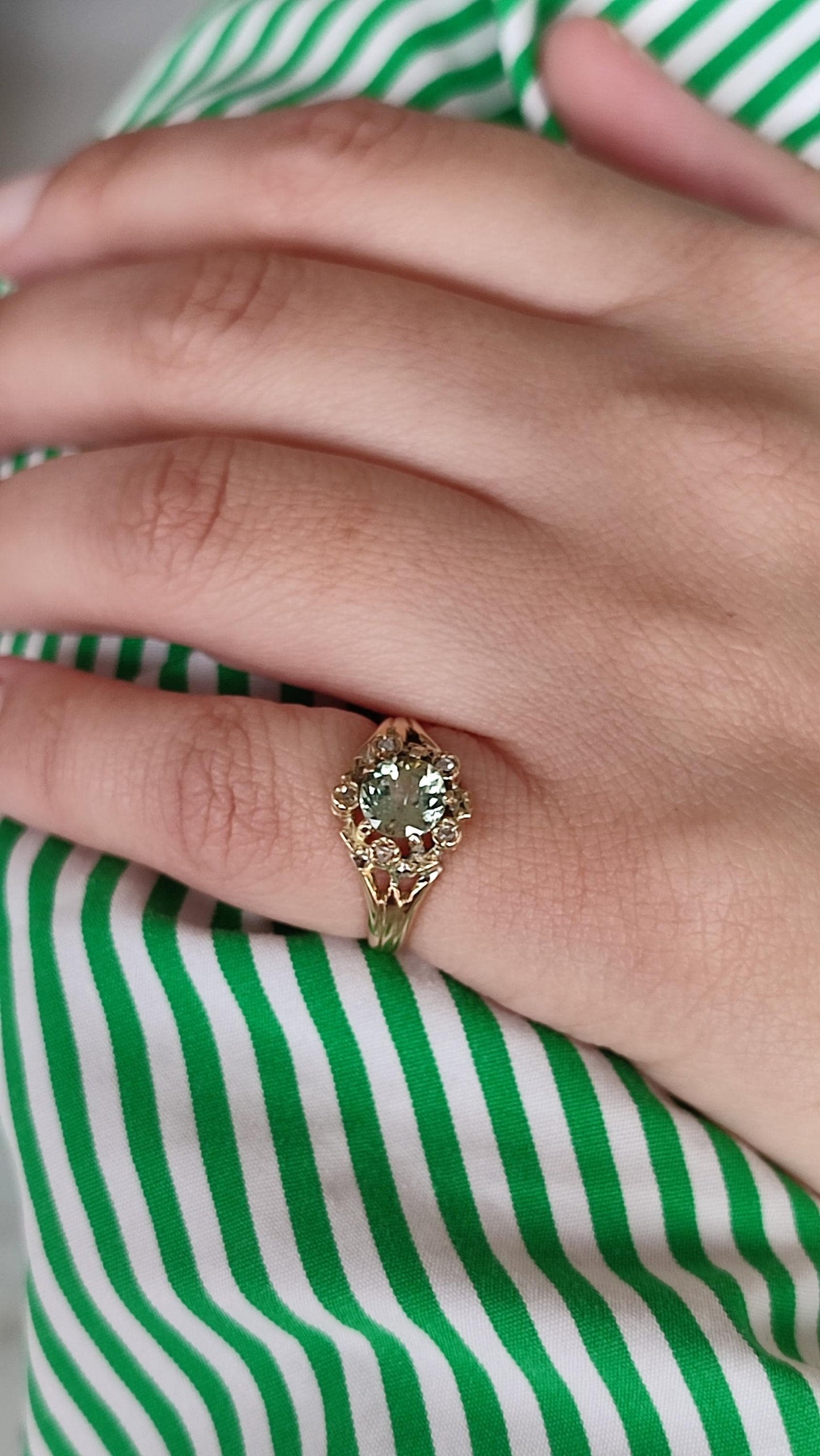 Bague Belle Époque marguerite en or jaune 18K, tourmaline vert d'eau et éclats de diamants