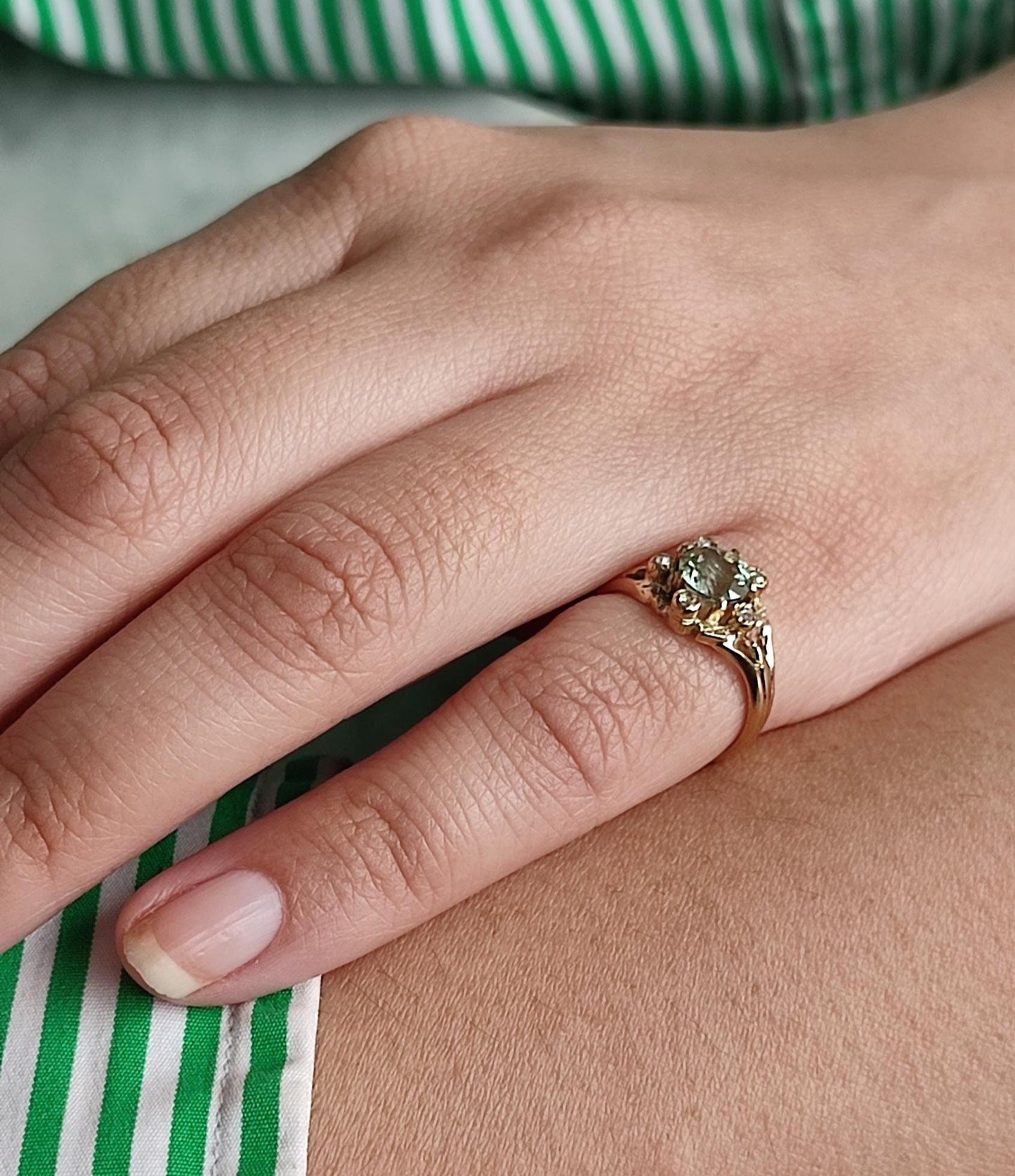 Bague Belle Époque marguerite en or jaune 18K, tourmaline vert d'eau et éclats de diamants