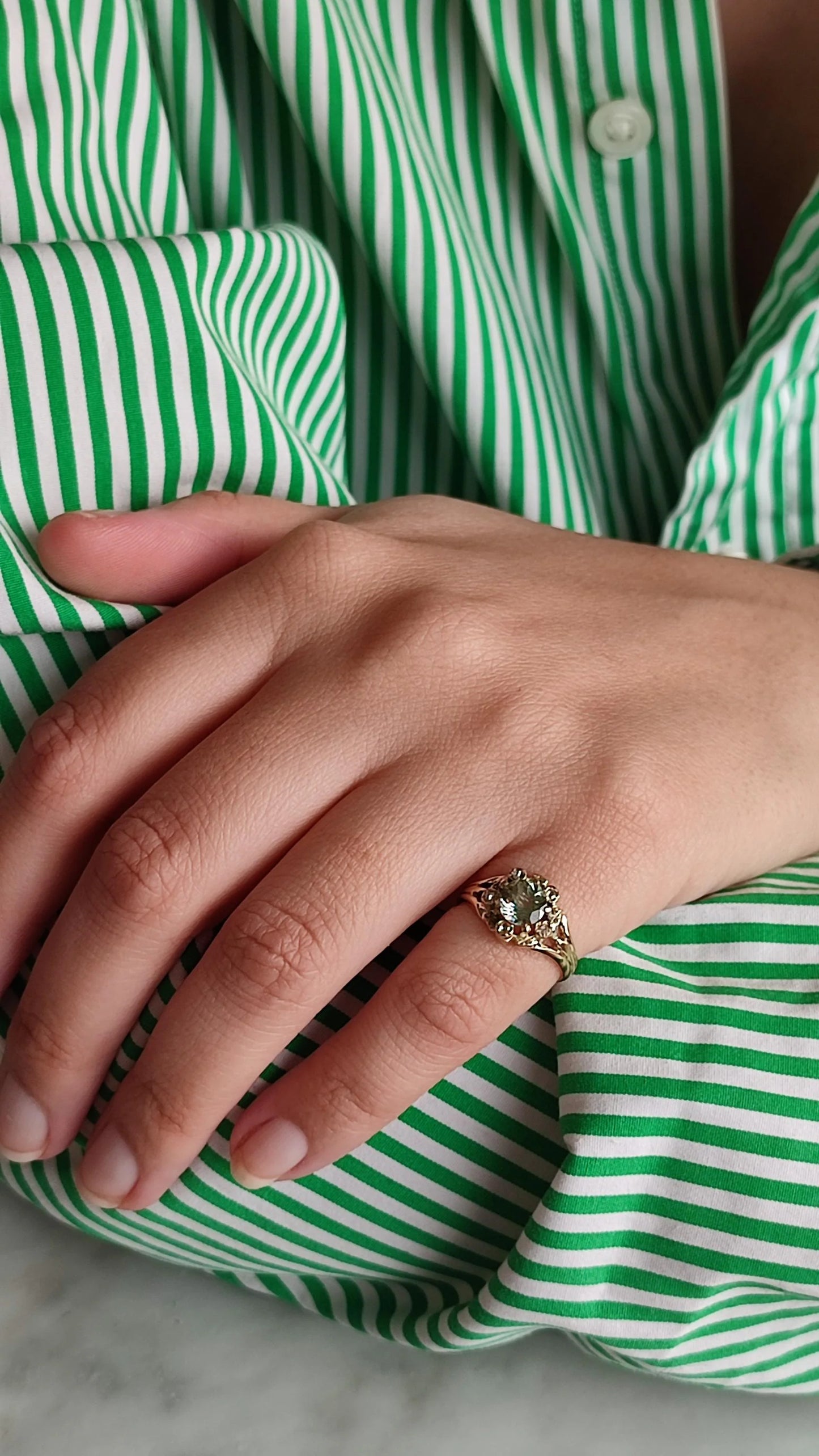 Bague Belle Époque marguerite en or jaune 18K, tourmaline vert d'eau et éclats de diamants