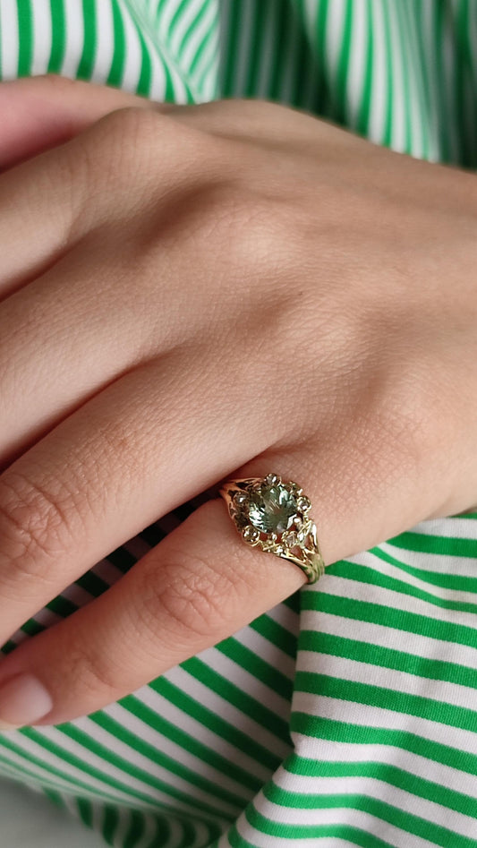 Bague Belle Époque marguerite en or jaune 18K, tourmaline vert d'eau et éclats de diamants