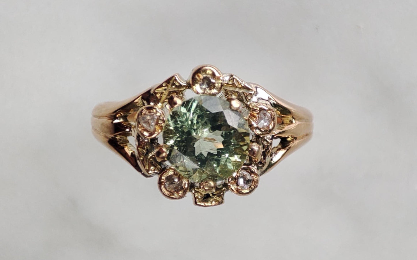 Bague Belle Époque marguerite en or jaune 18K, tourmaline vert d'eau et éclats de diamants