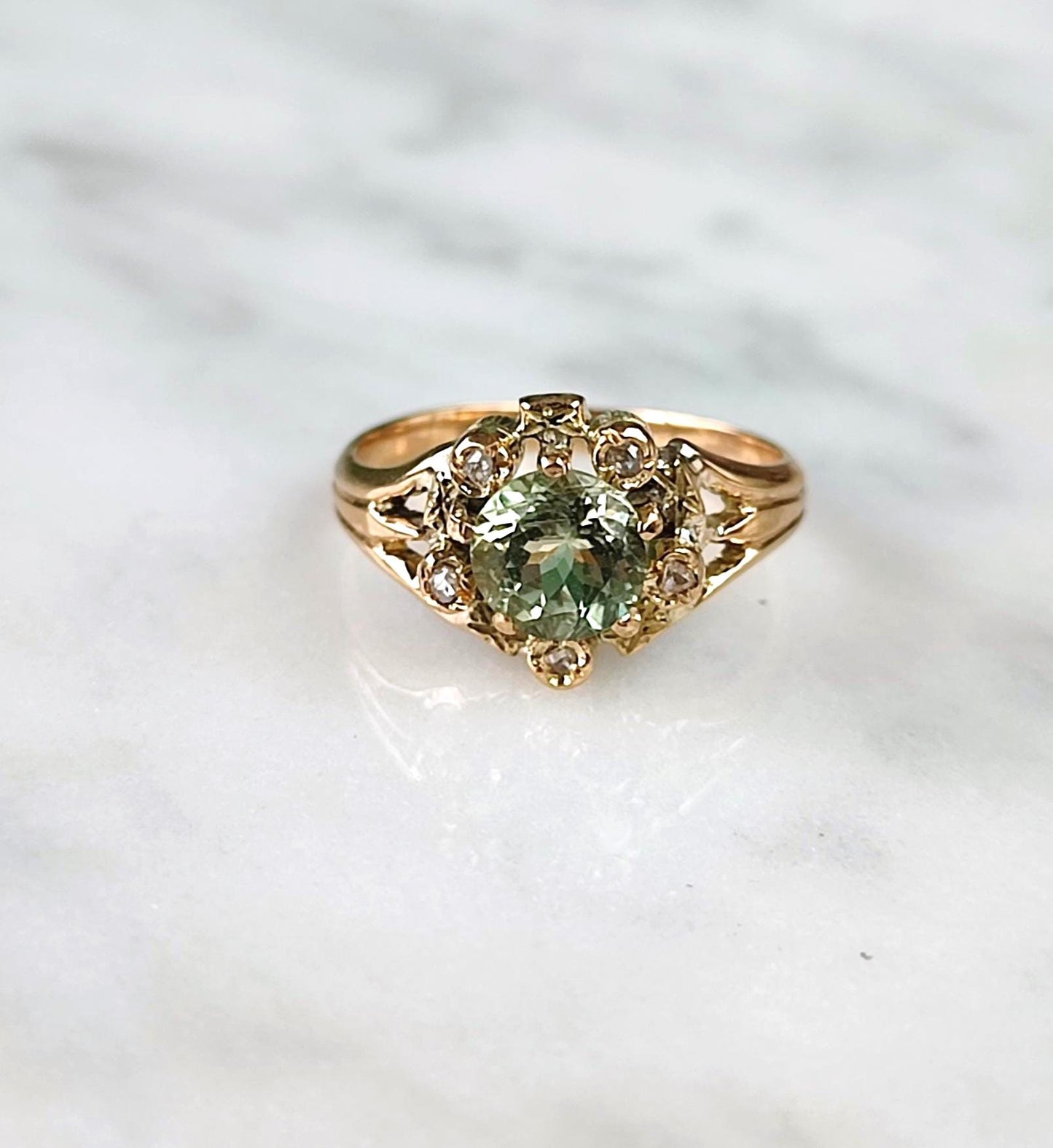Bague Belle Époque marguerite en or jaune 18K, tourmaline vert d'eau et éclats de diamants
