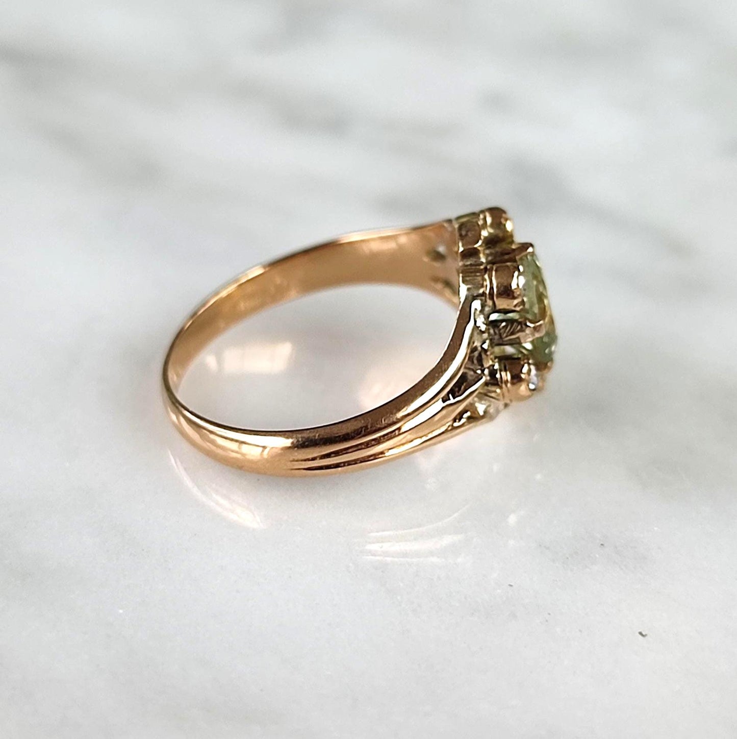 Bague Belle Époque marguerite en or jaune 18K, tourmaline vert d'eau et éclats de diamants