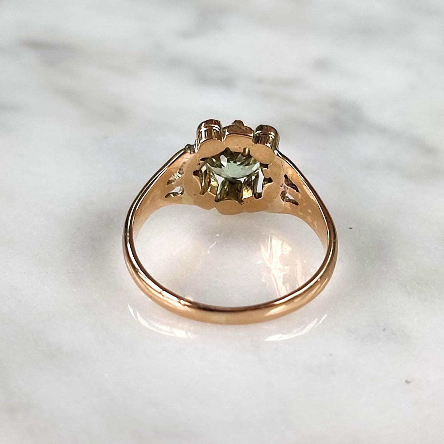 Bague Belle Époque marguerite en or jaune 18K, tourmaline vert d'eau et éclats de diamants