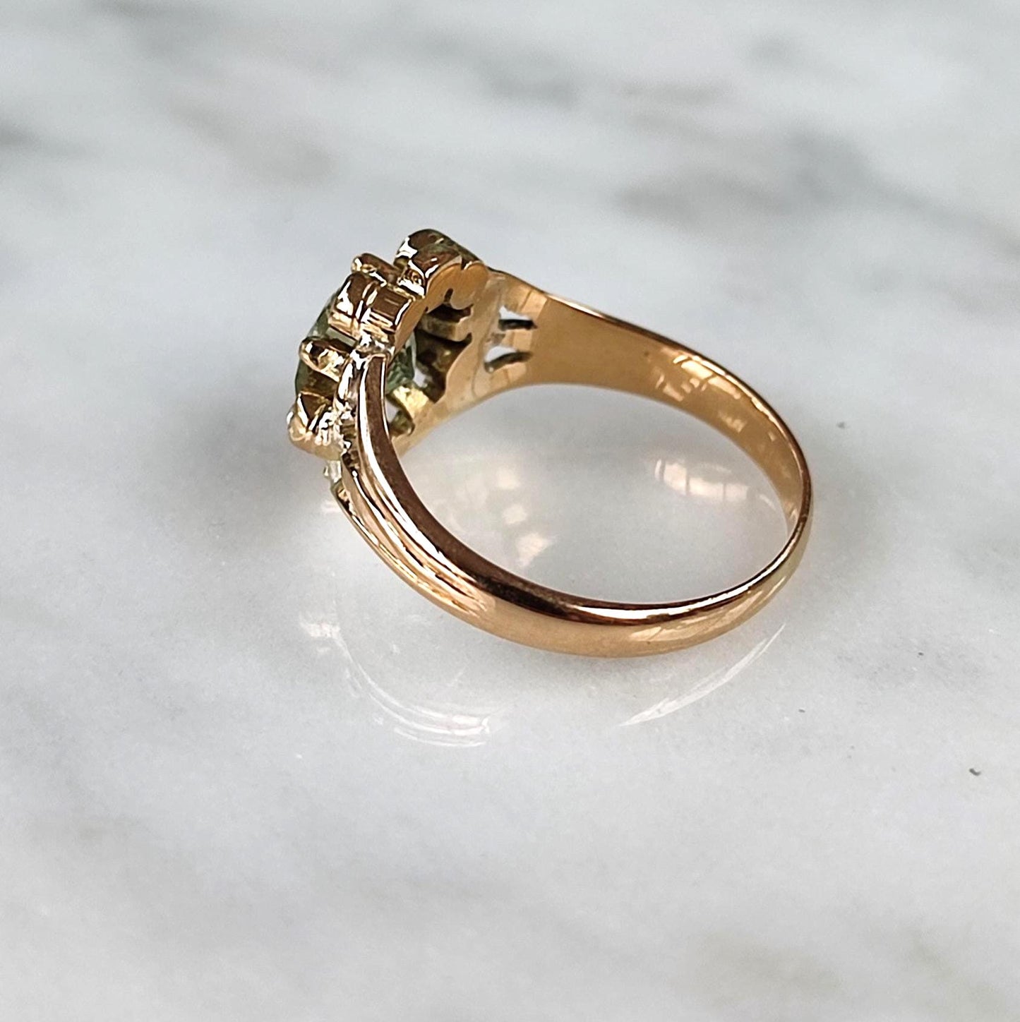 Bague Belle Époque marguerite en or jaune 18K, tourmaline vert d'eau et éclats de diamants