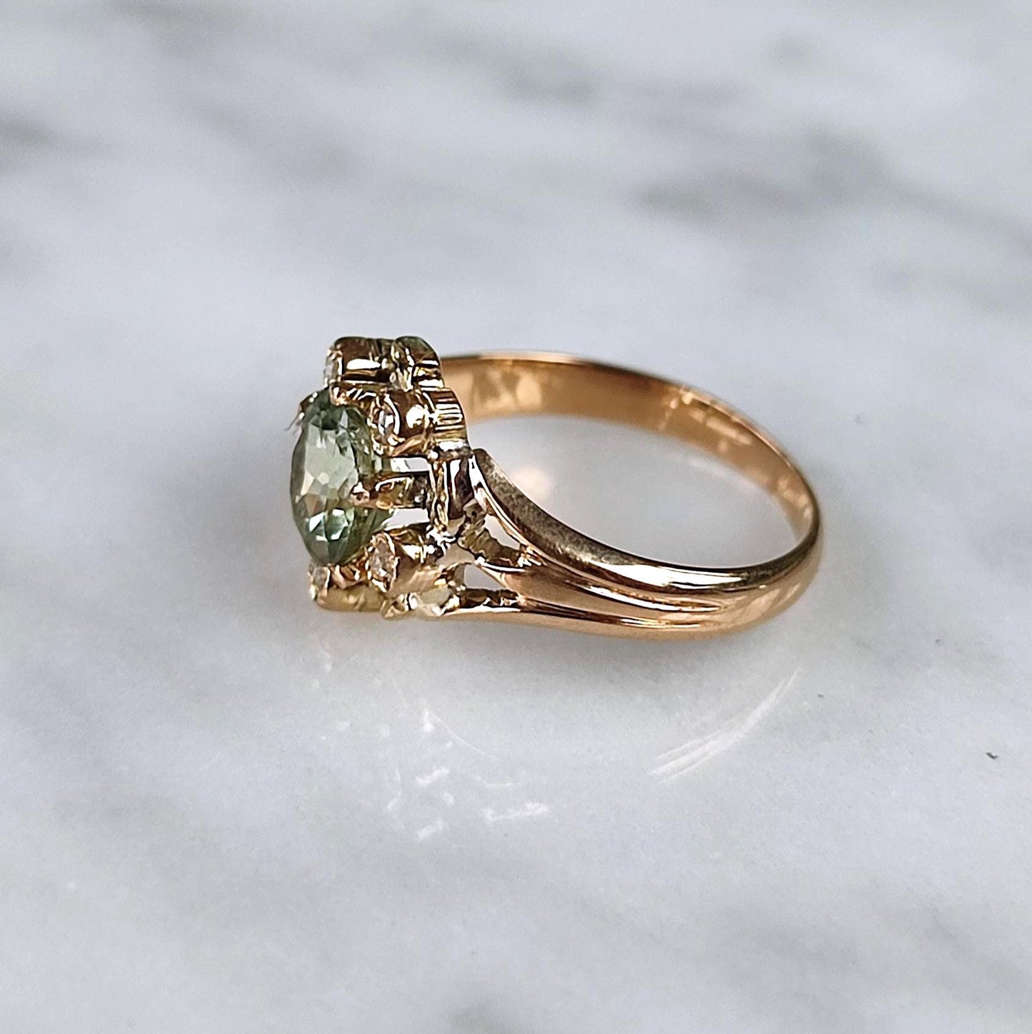 Bague Belle Époque marguerite en or jaune 18K, tourmaline vert d'eau et éclats de diamants