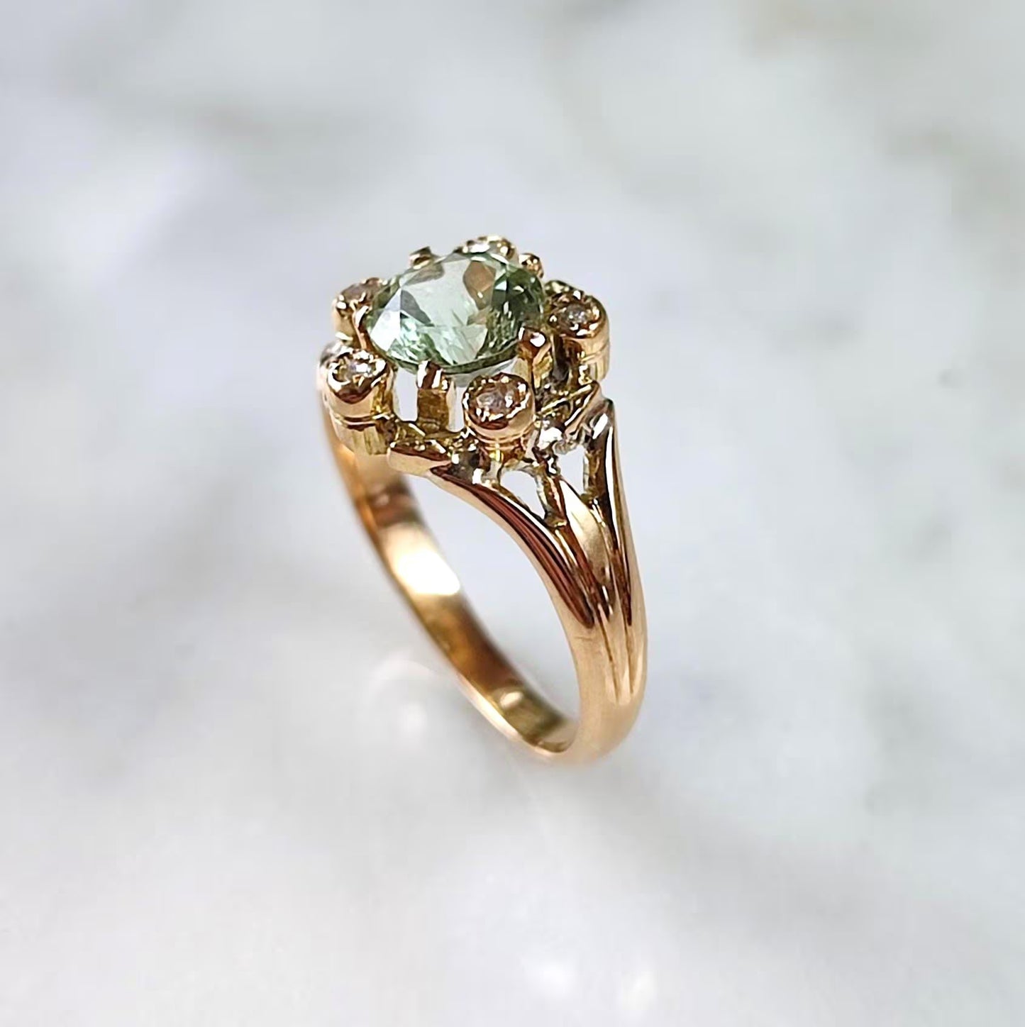Bague Belle Époque marguerite en or jaune 18K, tourmaline vert d'eau et éclats de diamants