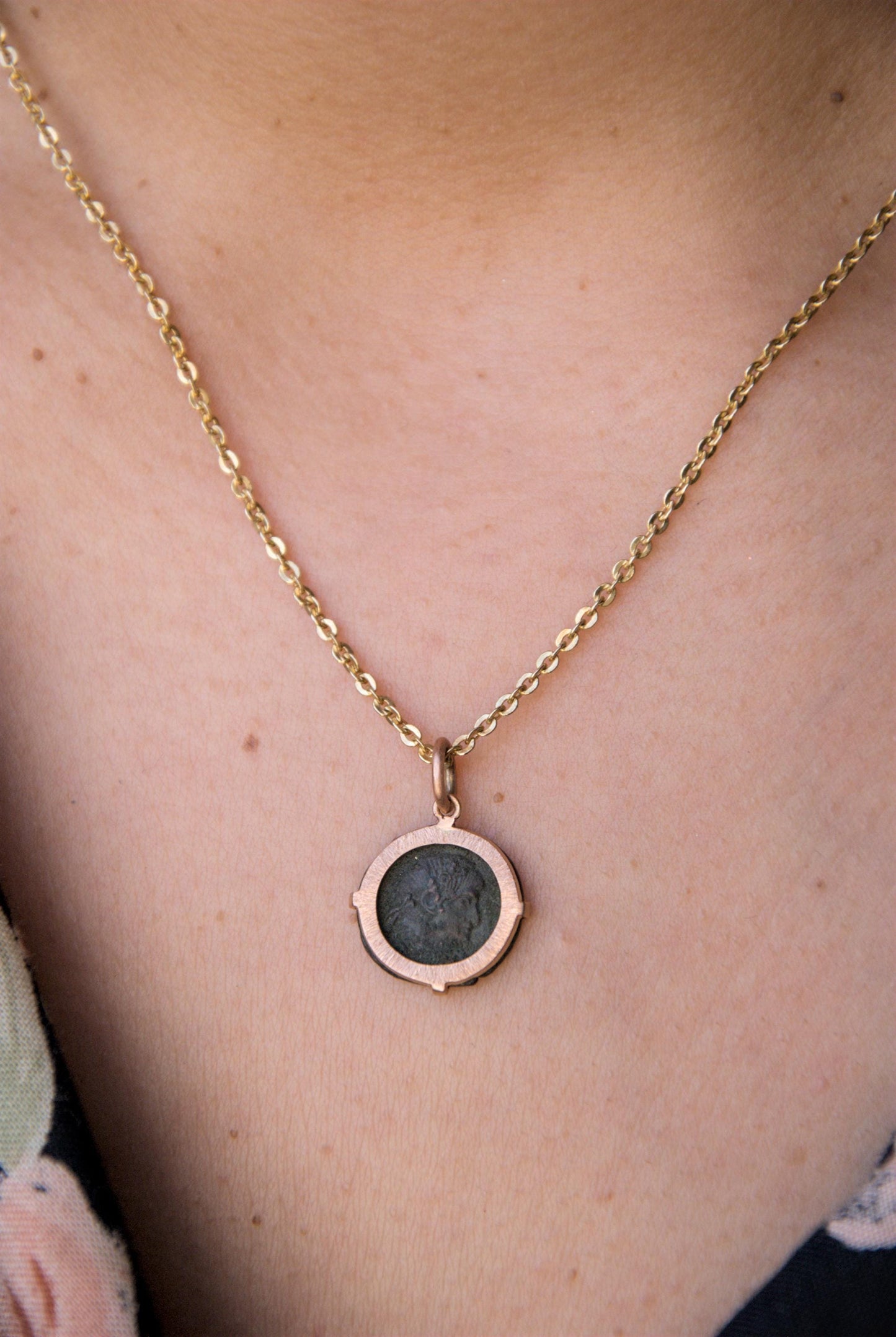 Pendentif pièce de monnaie romaine en bronze montée sur or 18K