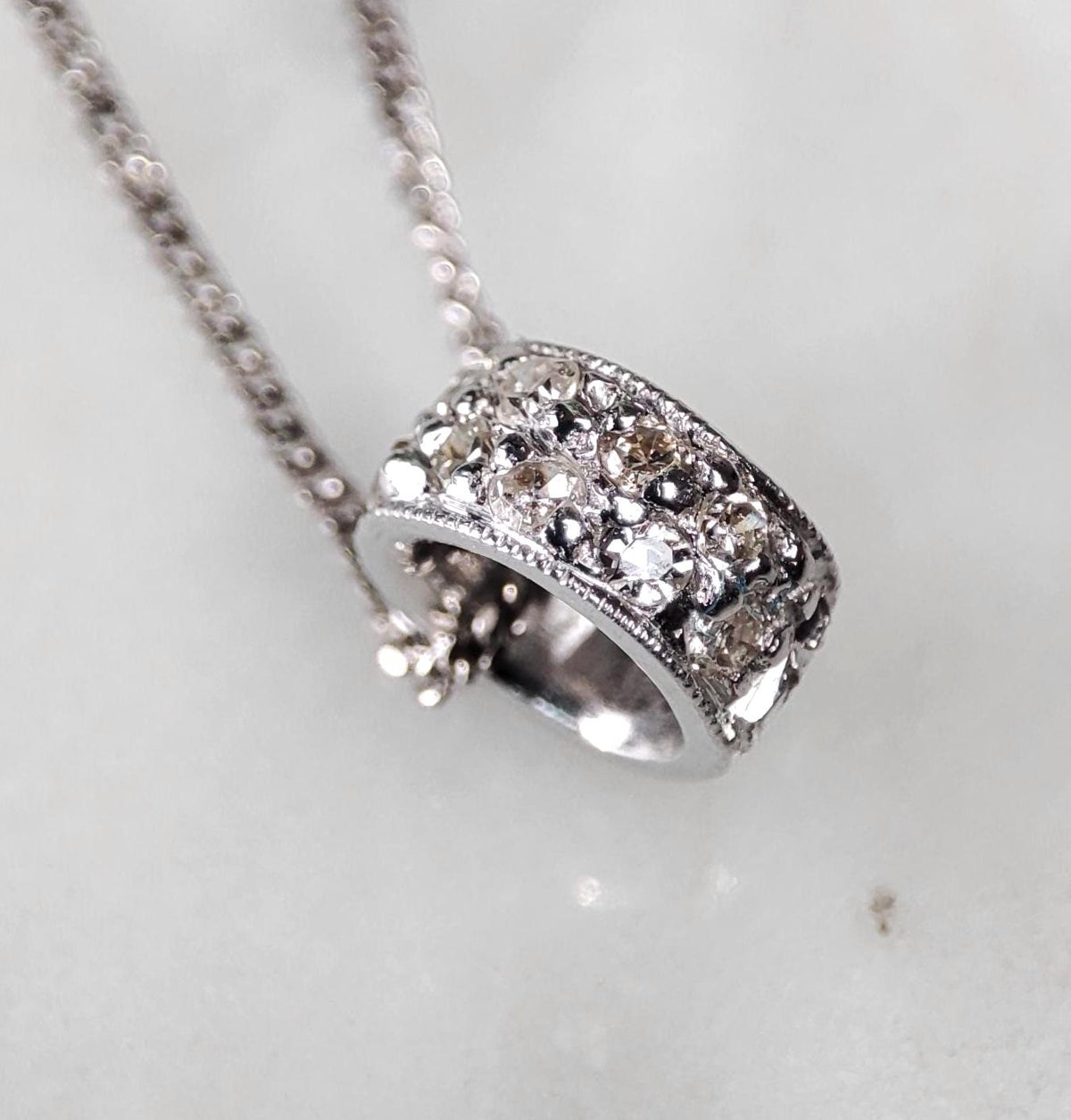 Breloque ancienne en or et diamants, Pendentif anneau vintage