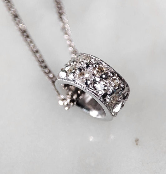 Breloque ancienne en or et diamants, Pendentif anneau vintage