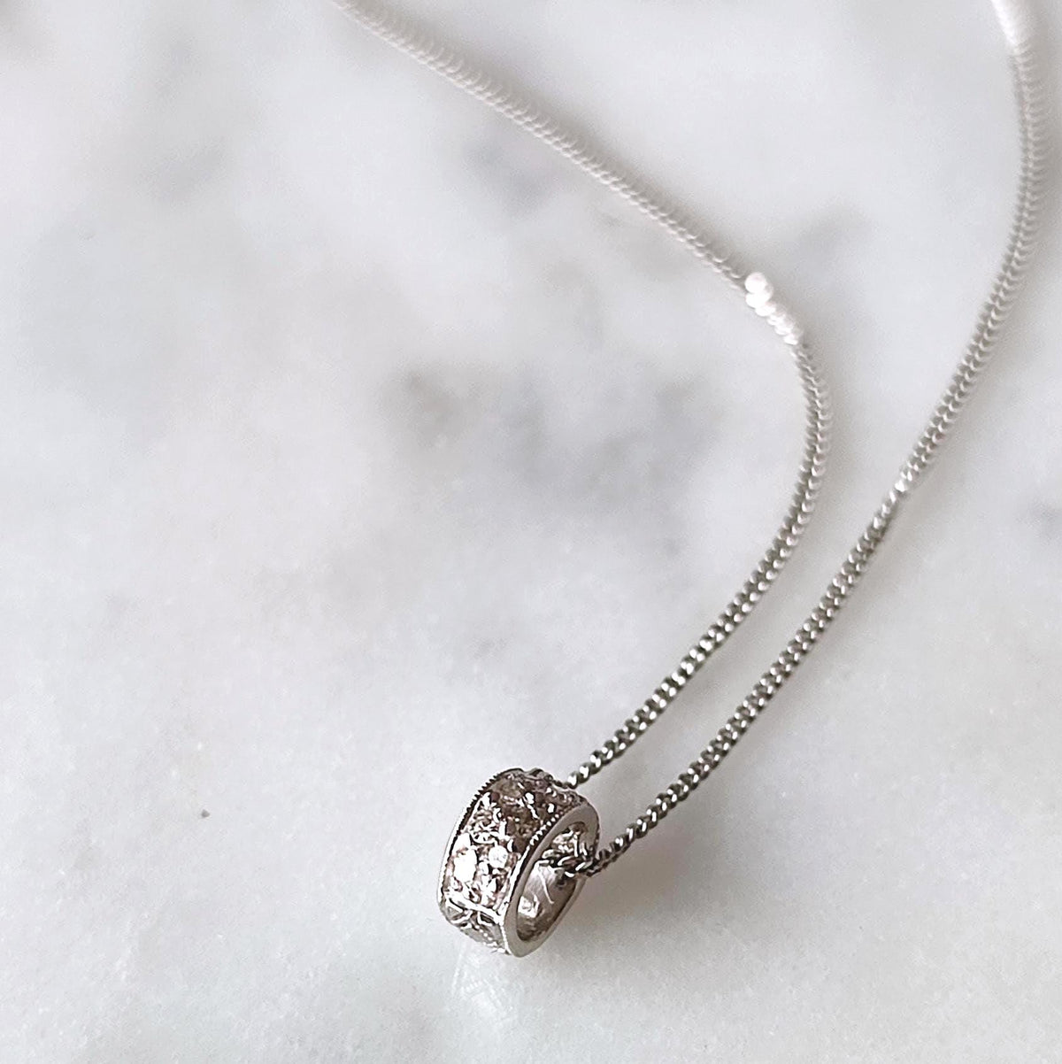 Breloque ancienne en or et diamants, Pendentif anneau vintage