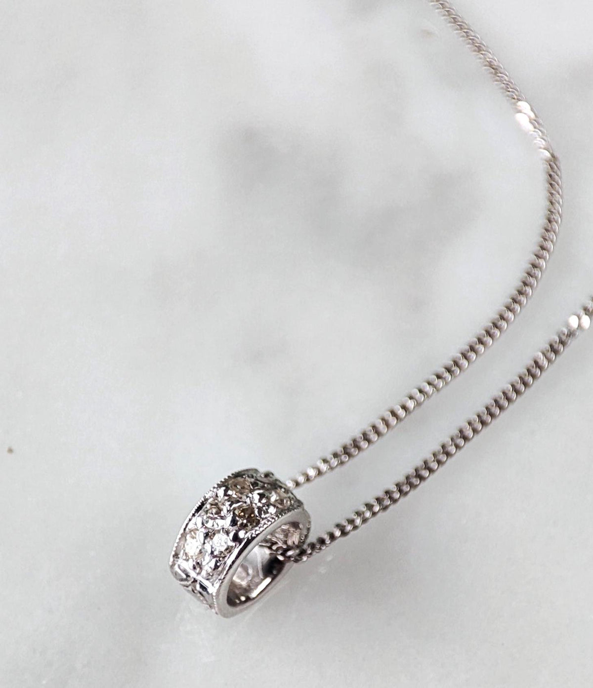 Breloque ancienne en or et diamants, Pendentif anneau vintage