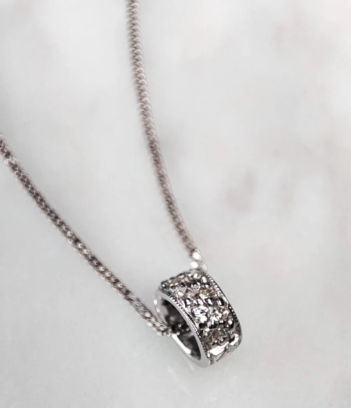 Breloque ancienne en or et diamants, Pendentif anneau vintage
