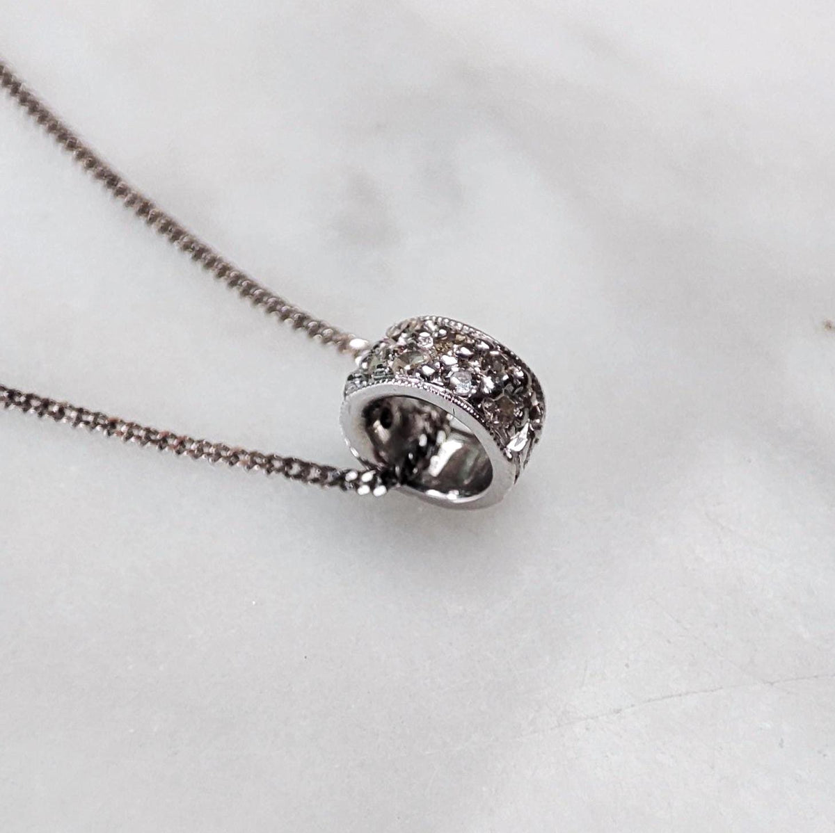 Breloque ancienne en or et diamants, Pendentif anneau vintage