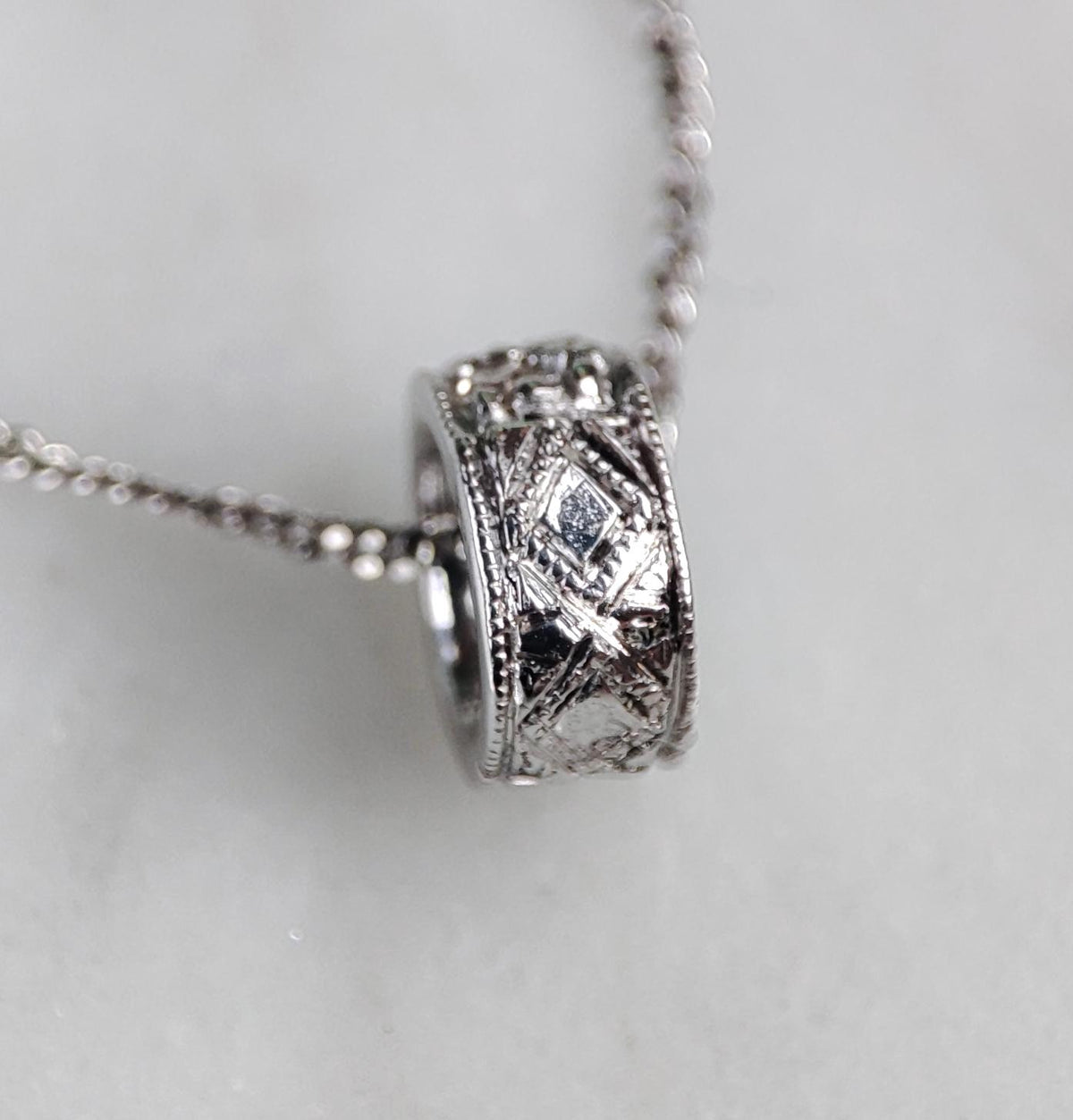 Breloque ancienne en or et diamants, Pendentif anneau vintage