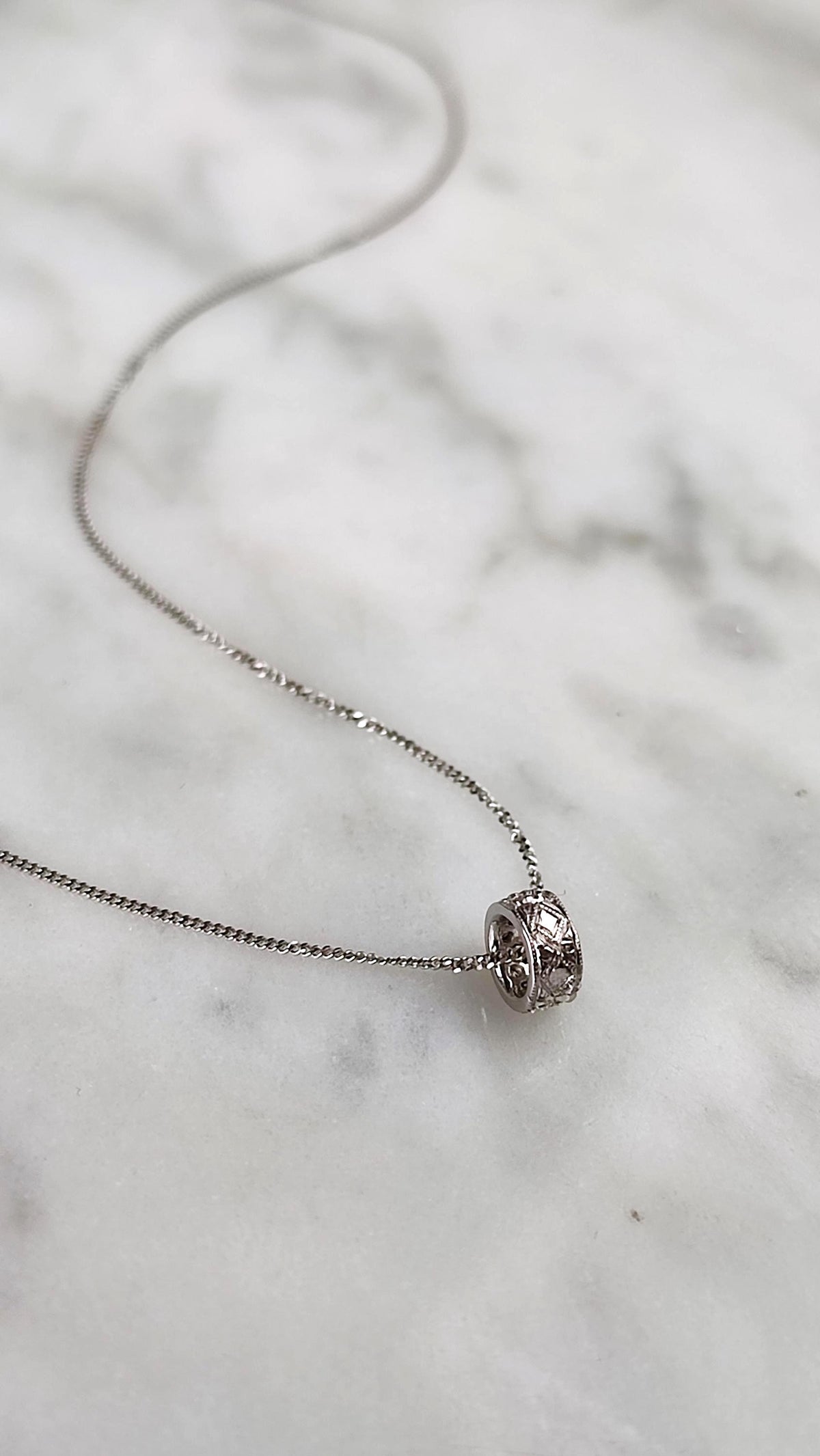 Breloque ancienne en or et diamants, Pendentif anneau vintage