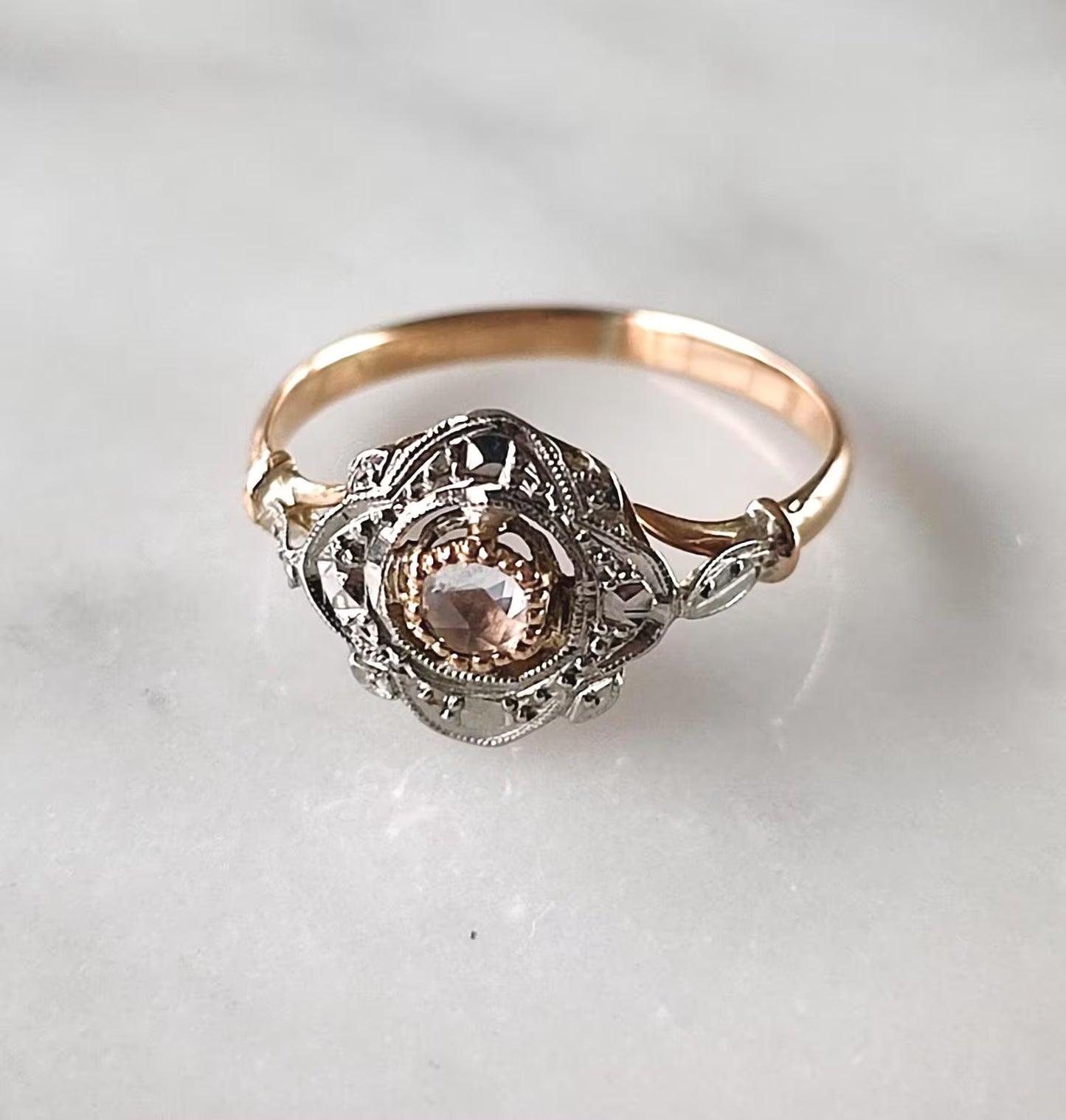 Bague ancienne or 18K deux tons, pierre de lune taille rose – ancienne bague fin XIXe