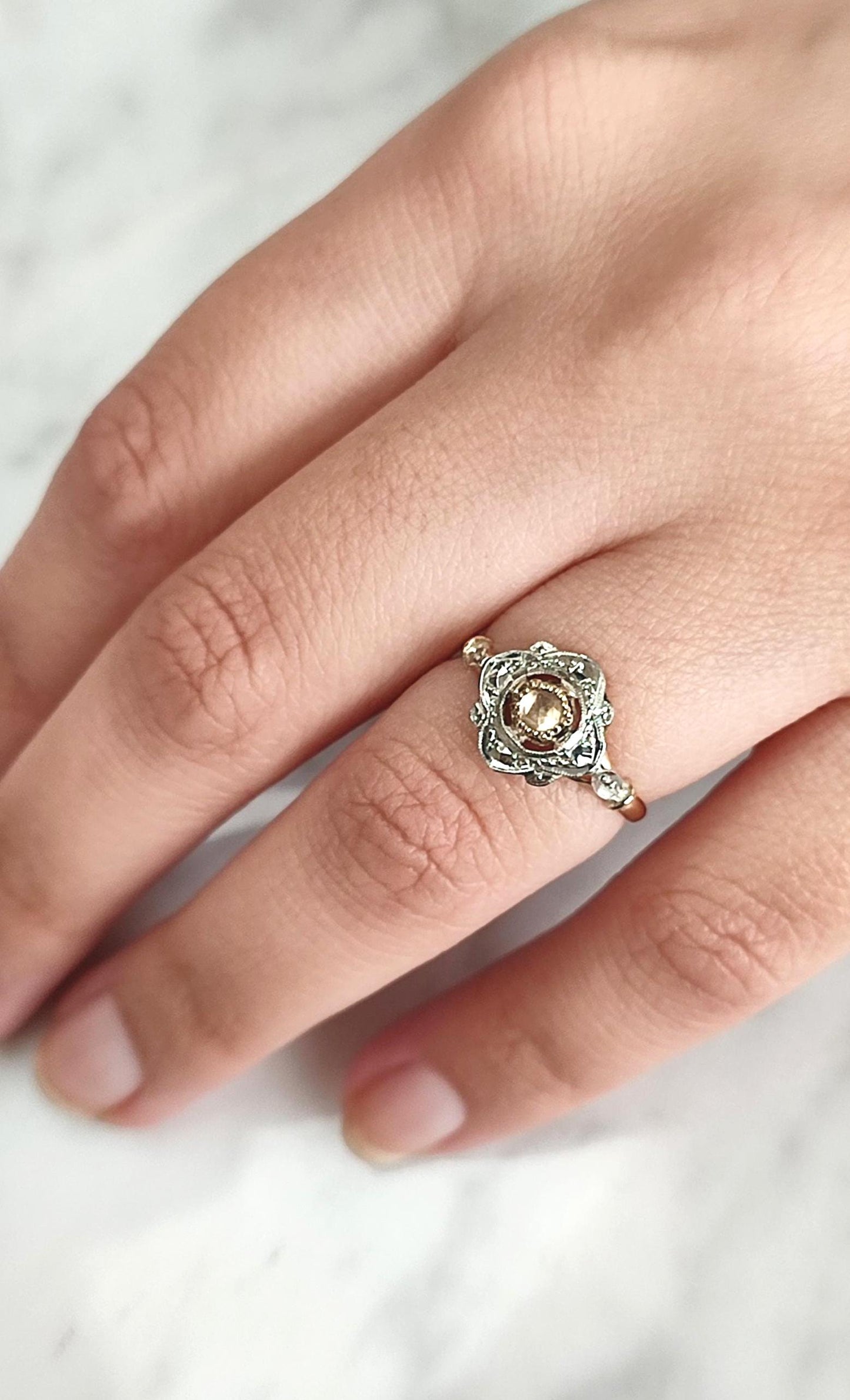 Bague ancienne or 18K deux tons, pierre de lune taille rose – ancienne bague fin XIXe