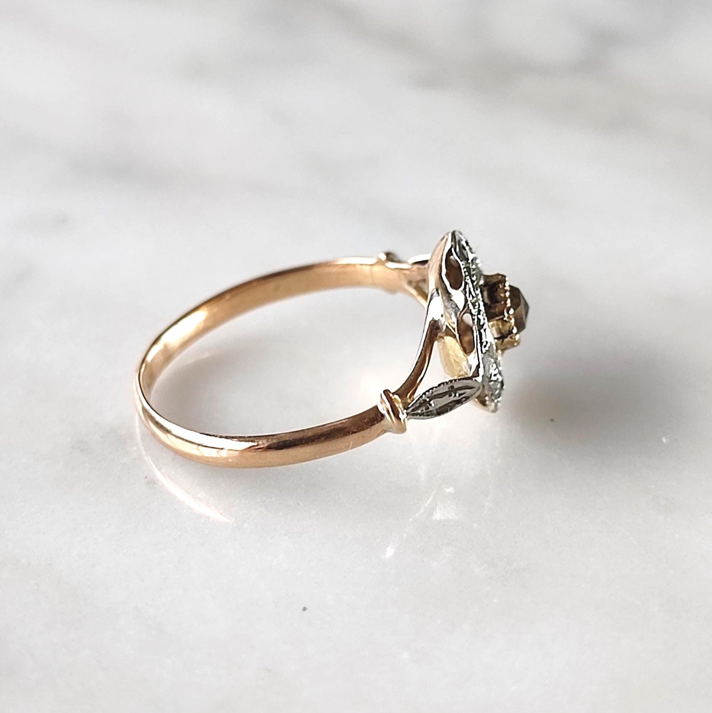 Bague ancienne or 18K deux tons, pierre de lune taille rose – ancienne bague fin XIXe