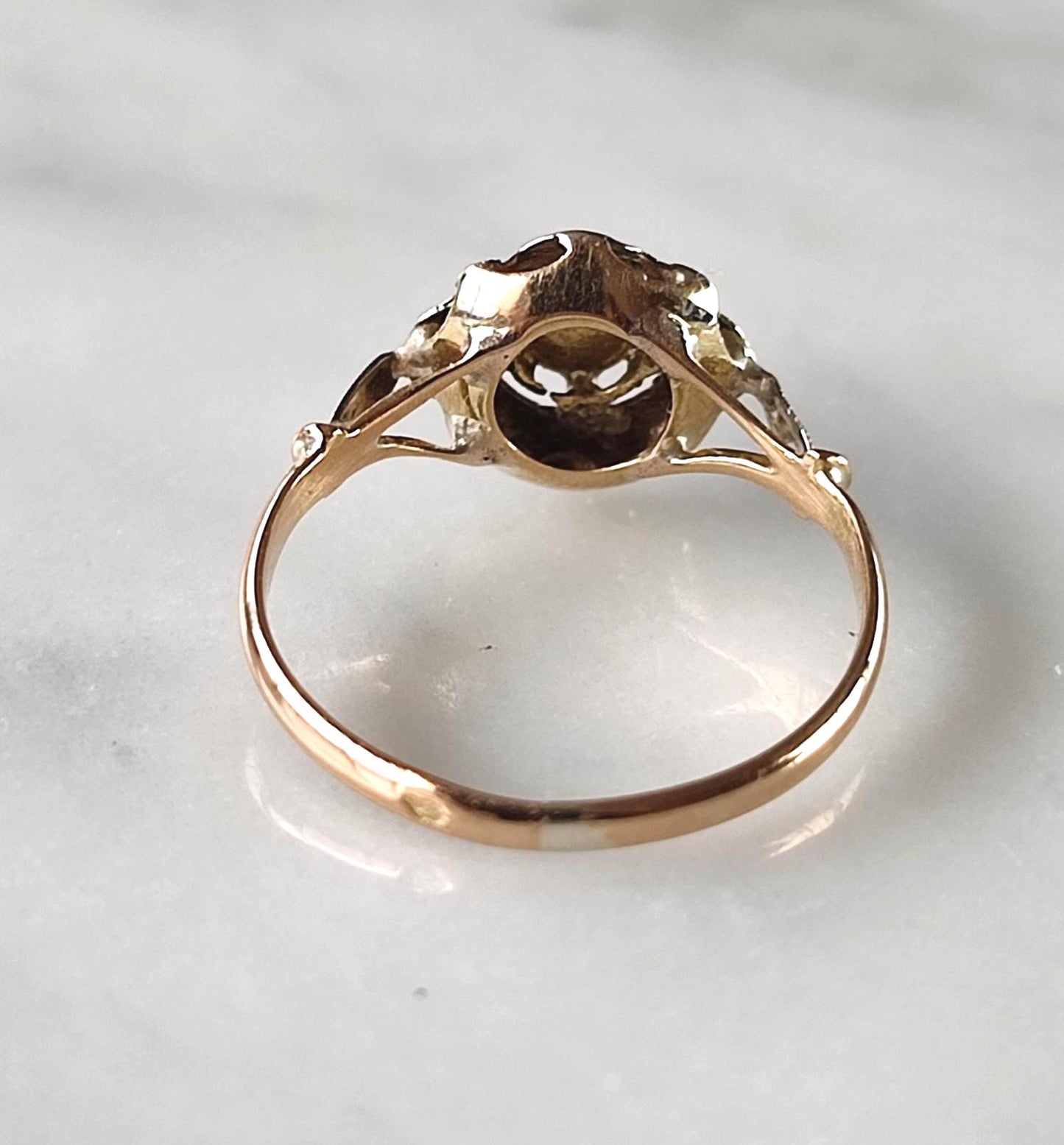 Bague ancienne or 18K deux tons, pierre de lune taille rose – ancienne bague fin XIXe