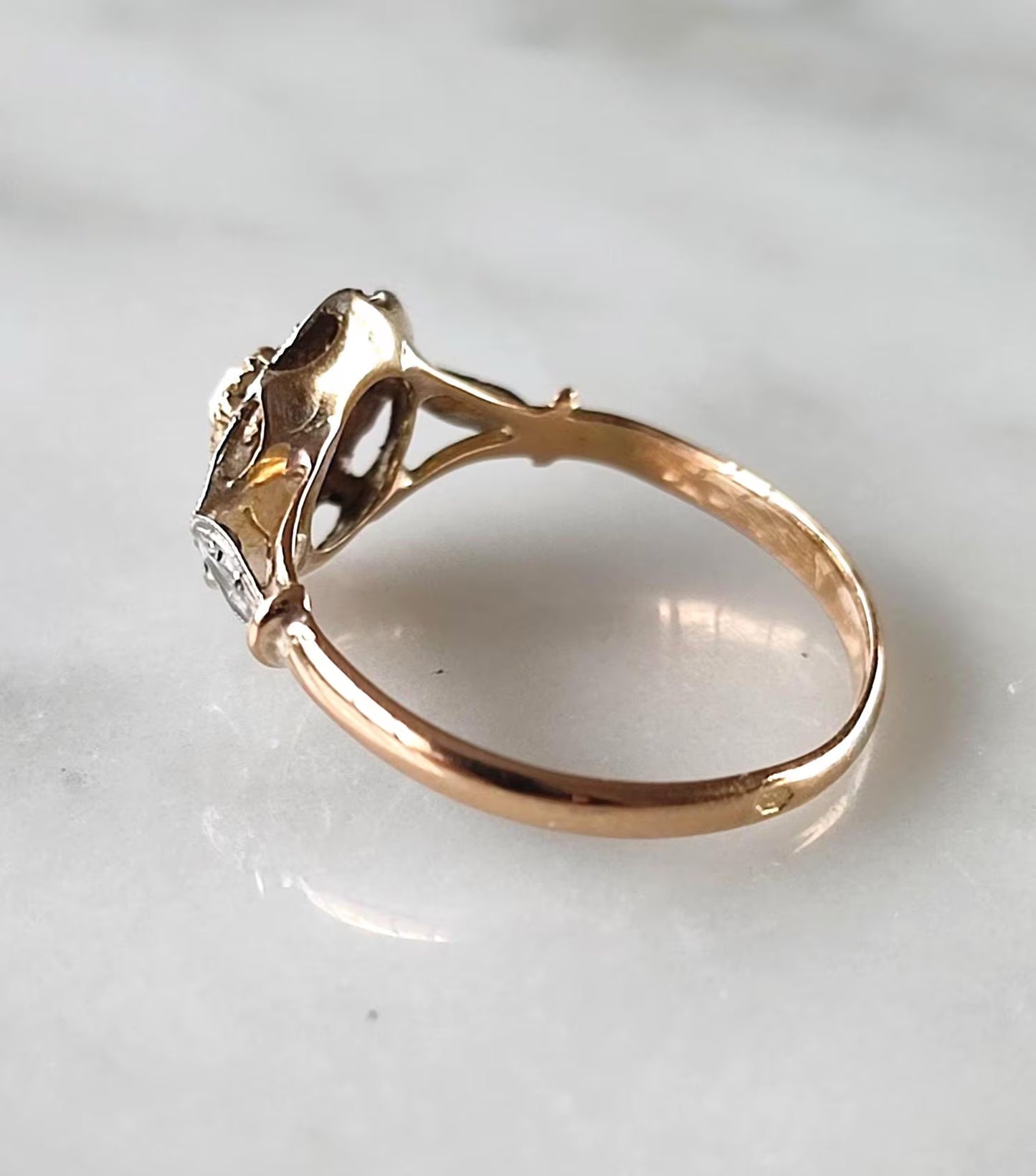 Bague ancienne or 18K deux tons, pierre de lune taille rose – ancienne bague fin XIXe