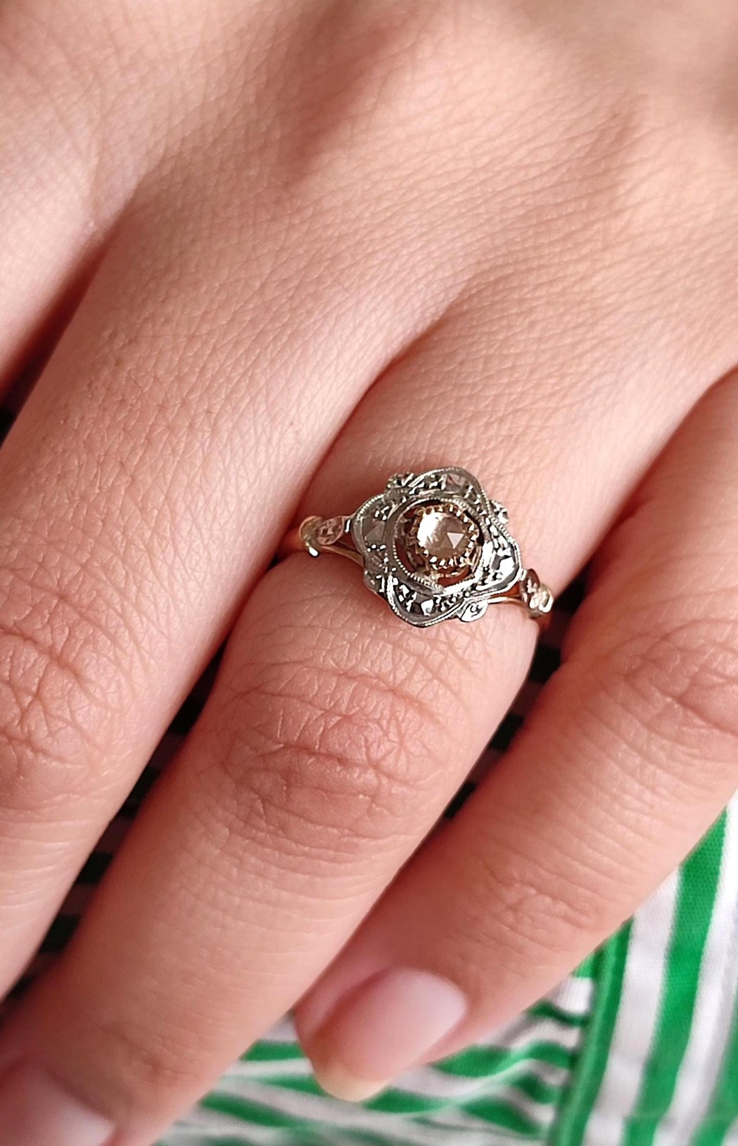 Bague ancienne or 18K deux tons, pierre de lune taille rose – ancienne bague fin XIXe