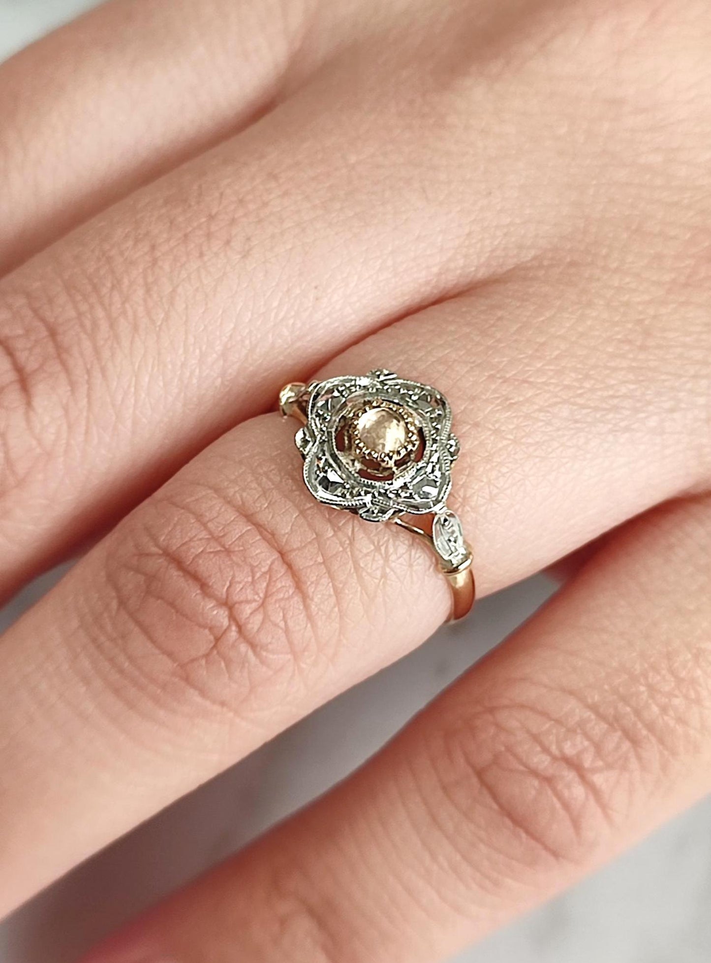 Bague ancienne or 18K deux tons, pierre de lune taille rose – ancienne bague fin XIXe