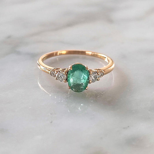 Bague solitaire vintage en or jaune 18K émeraude ovale 0,7 ct et diamants brillants