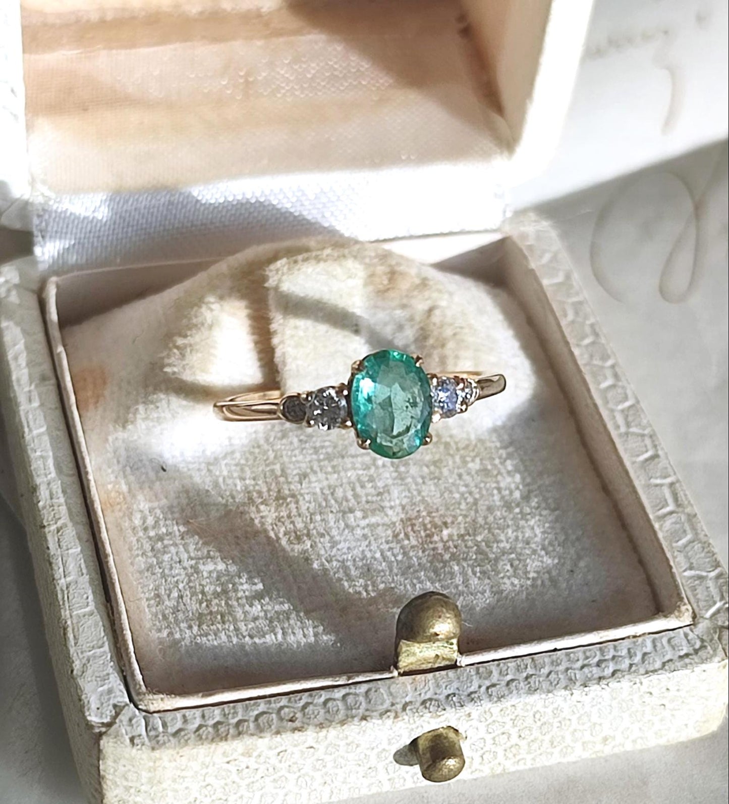 Bague solitaire vintage en or jaune 18K émeraude ovale 0,7 ct et diamants brillants