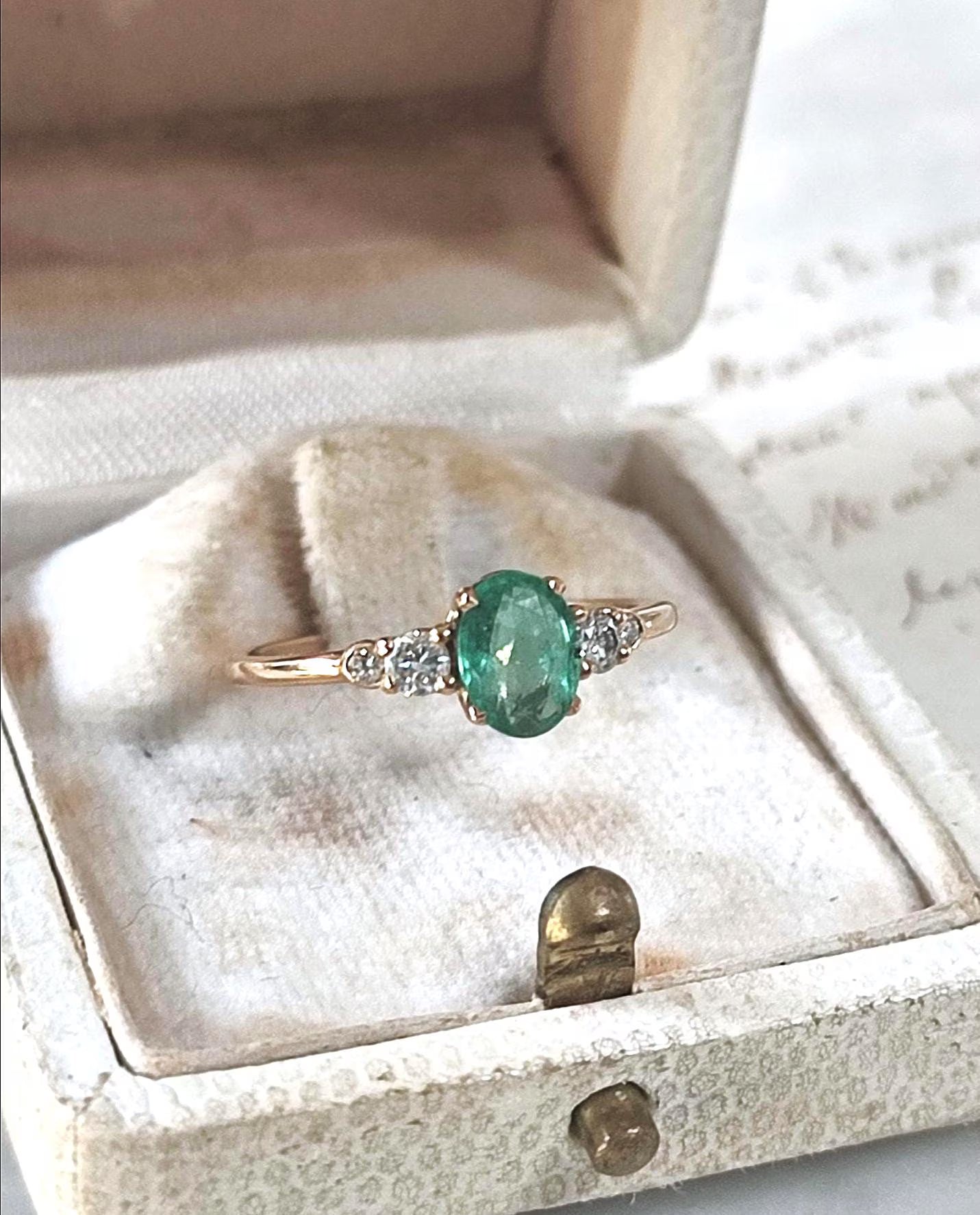 Bague solitaire vintage en or jaune 18K émeraude ovale 0,7 ct et diamants brillants