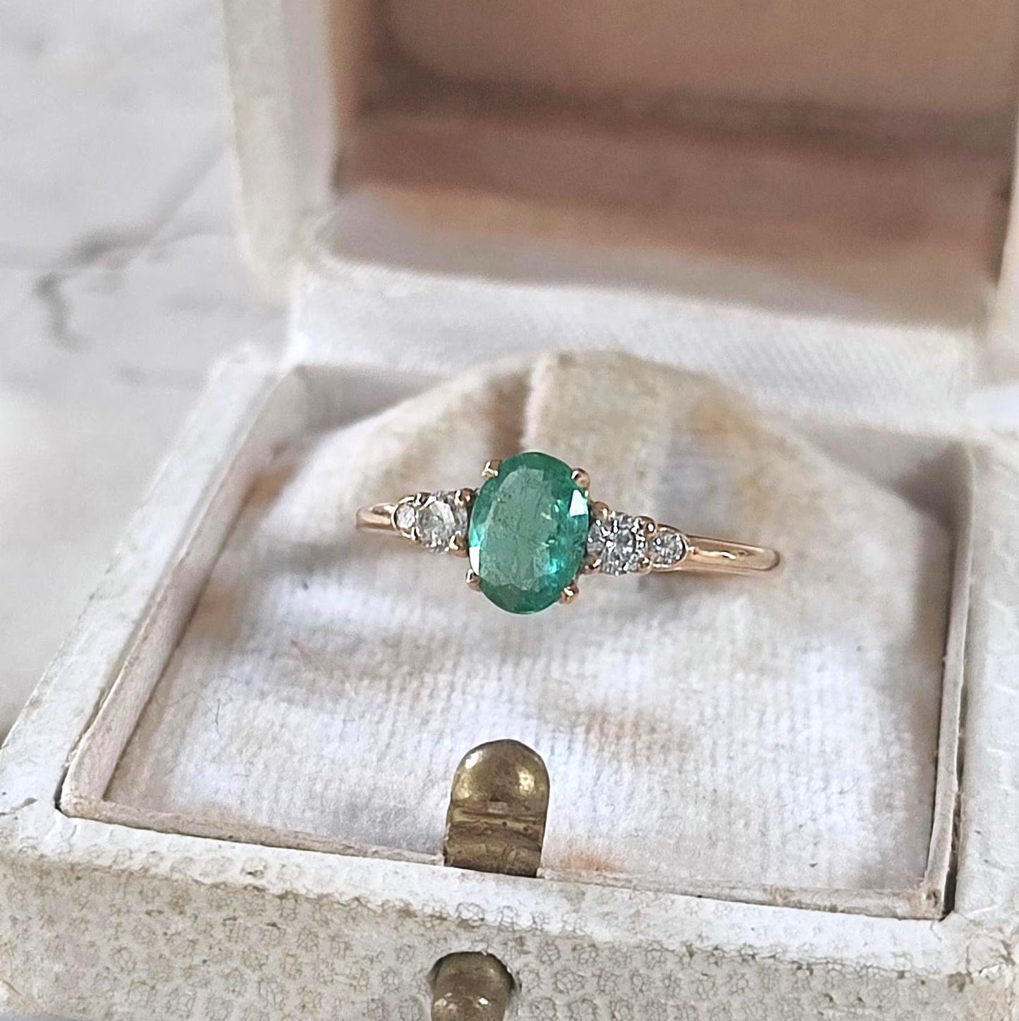 Bague solitaire vintage en or jaune 18K émeraude ovale 0,7 ct et diamants brillants