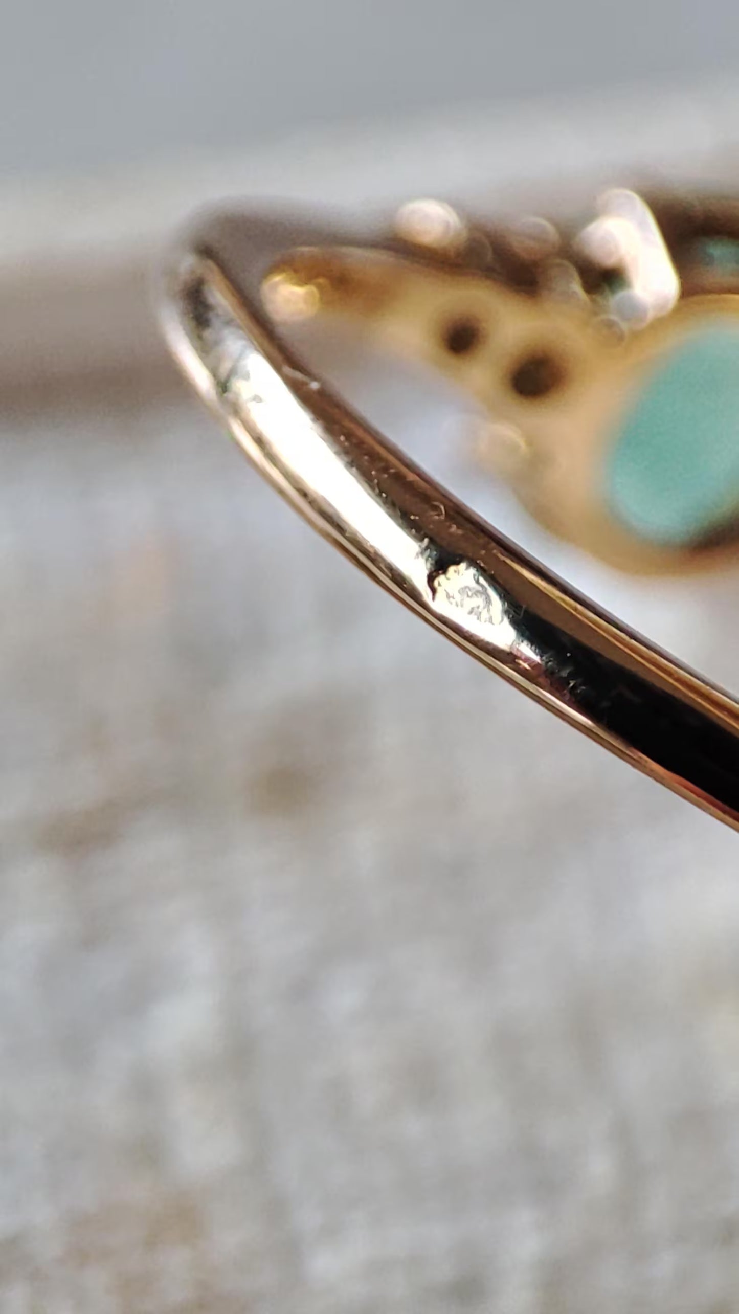 Bague solitaire vintage en or jaune 18K émeraude ovale 0,7 ct et diamants brillants