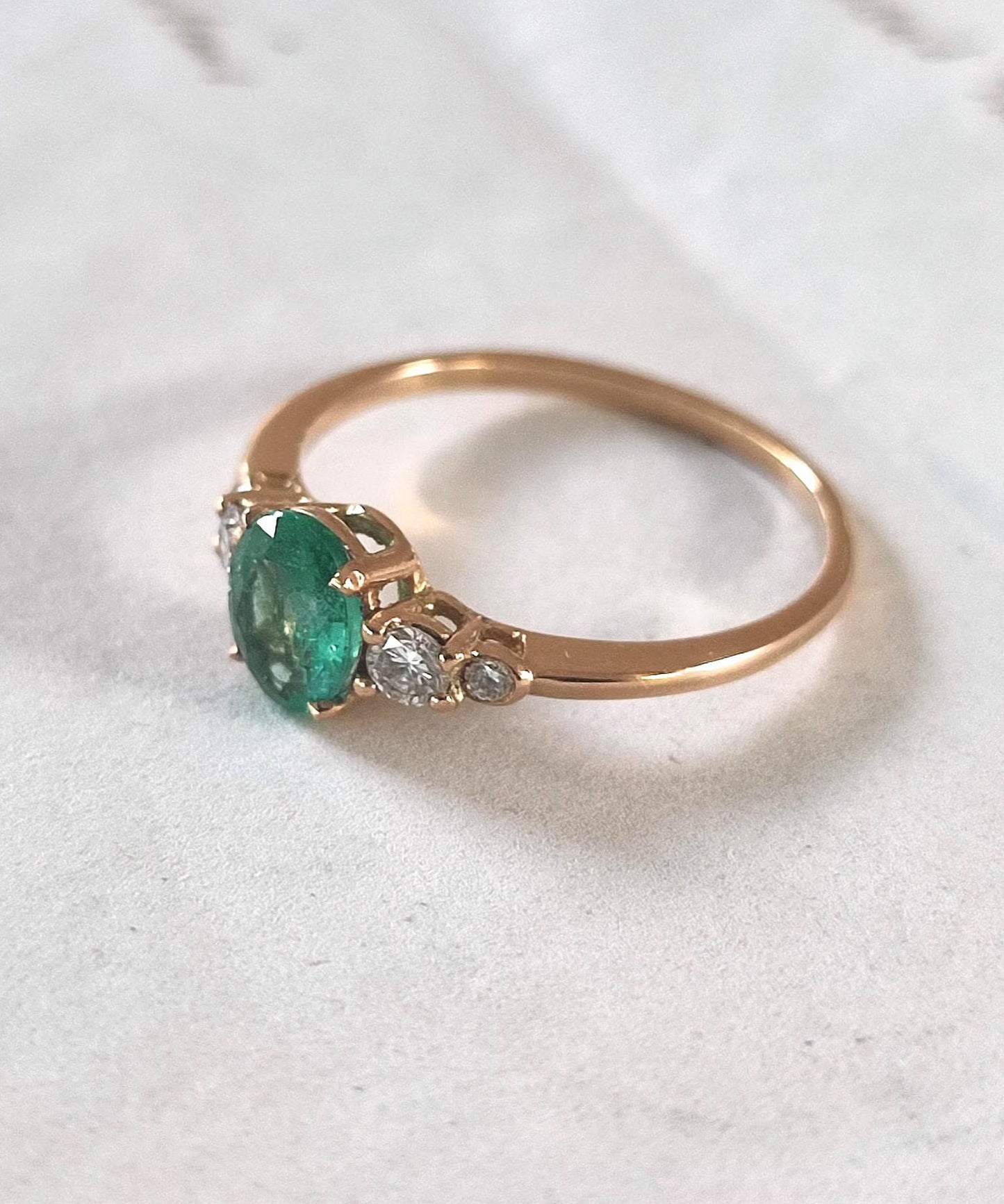 Bague solitaire vintage en or jaune 18K émeraude ovale 0,7 ct et diamants brillants