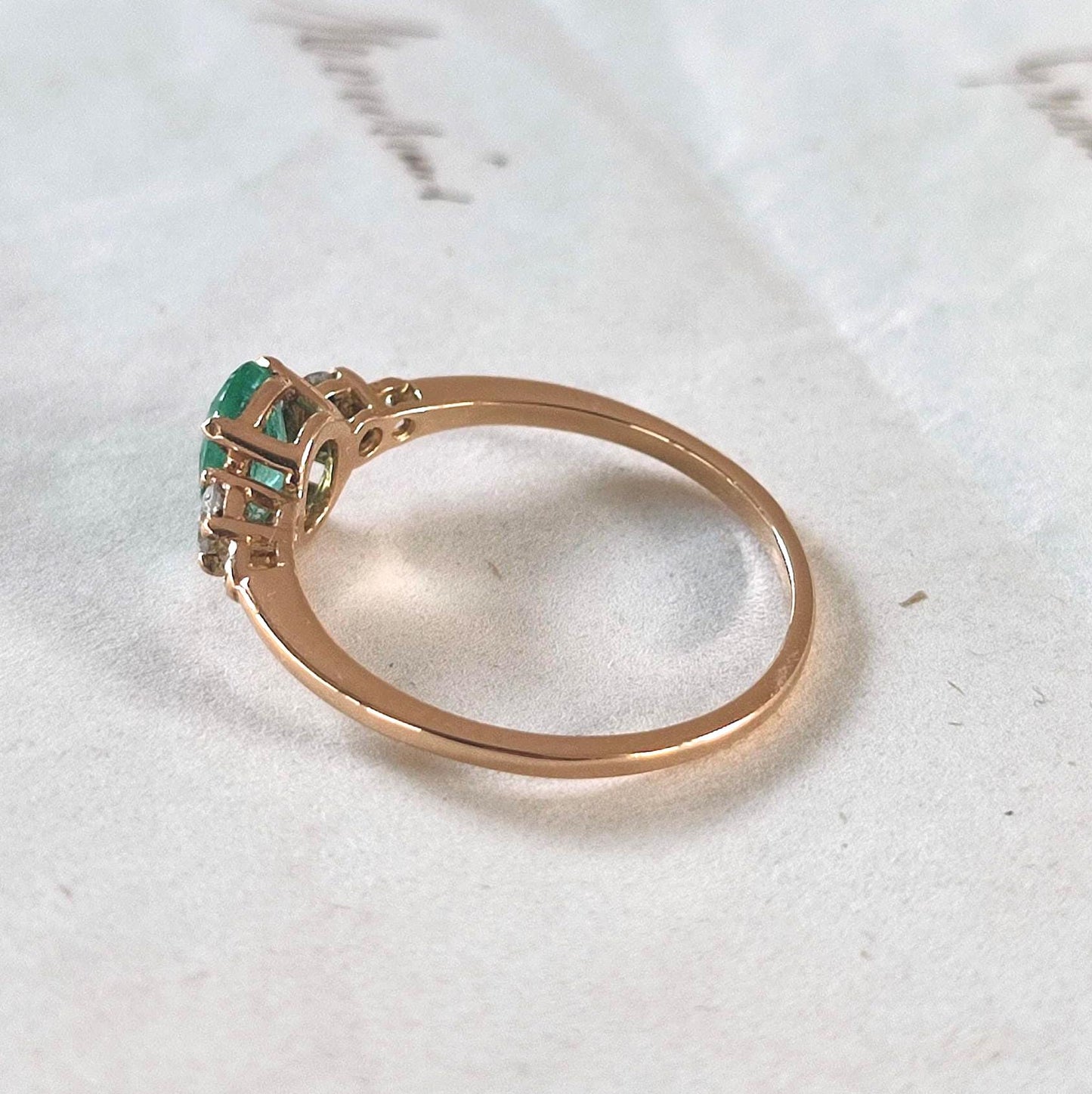 Bague solitaire vintage en or jaune 18K émeraude ovale 0,7 ct et diamants brillants