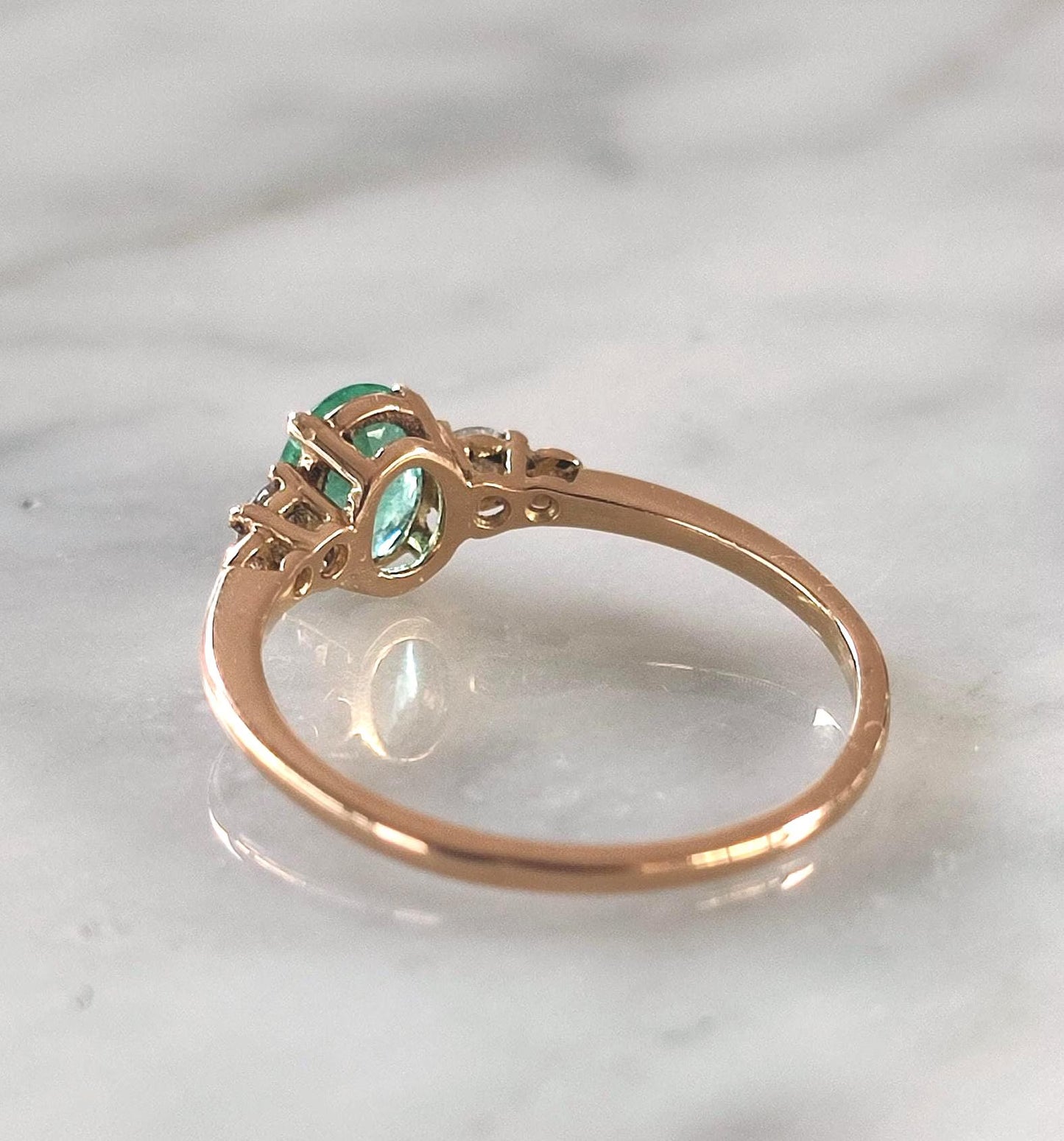 Bague solitaire vintage en or jaune 18K émeraude ovale 0,7 ct et diamants brillants